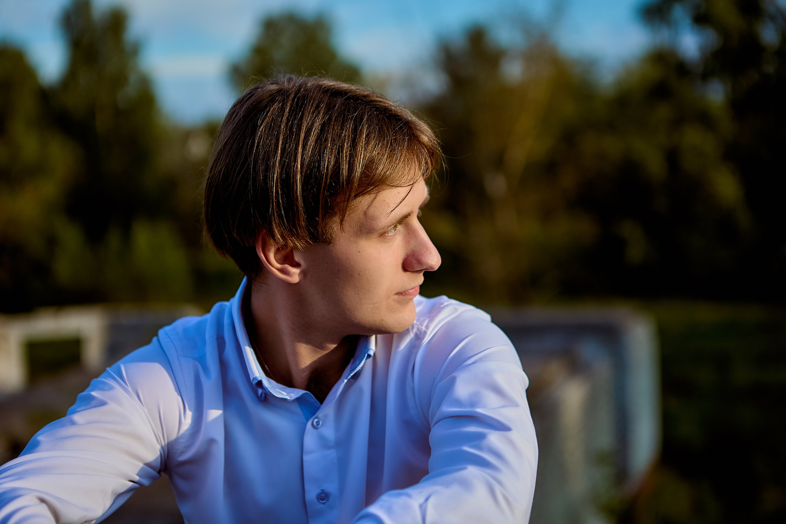 Мужской портрет в заброшенном здании