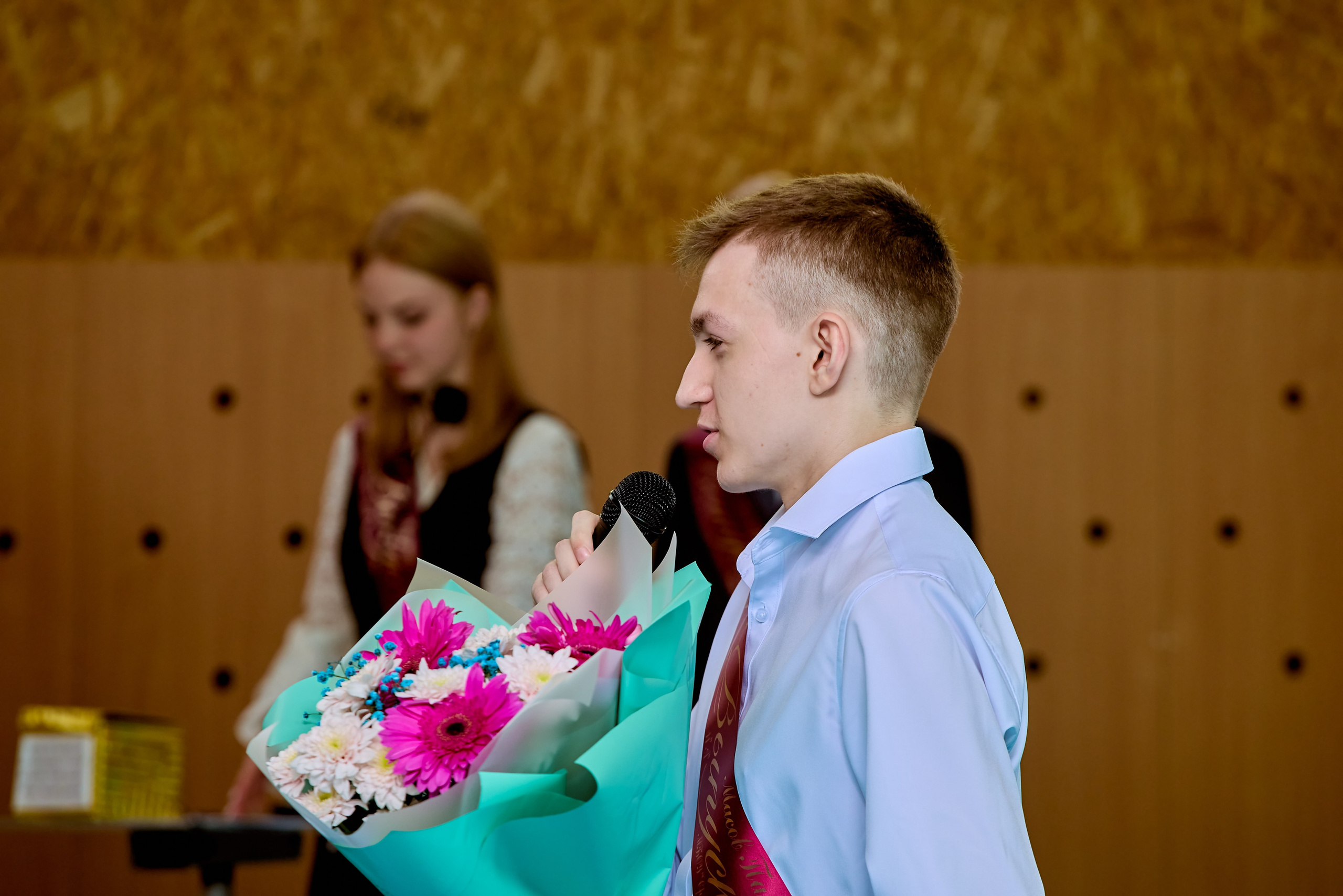 Праздник Последнего звонка — трогательное прощание и светлая надежда, фото Николая Голованова, г. Дзержинск.