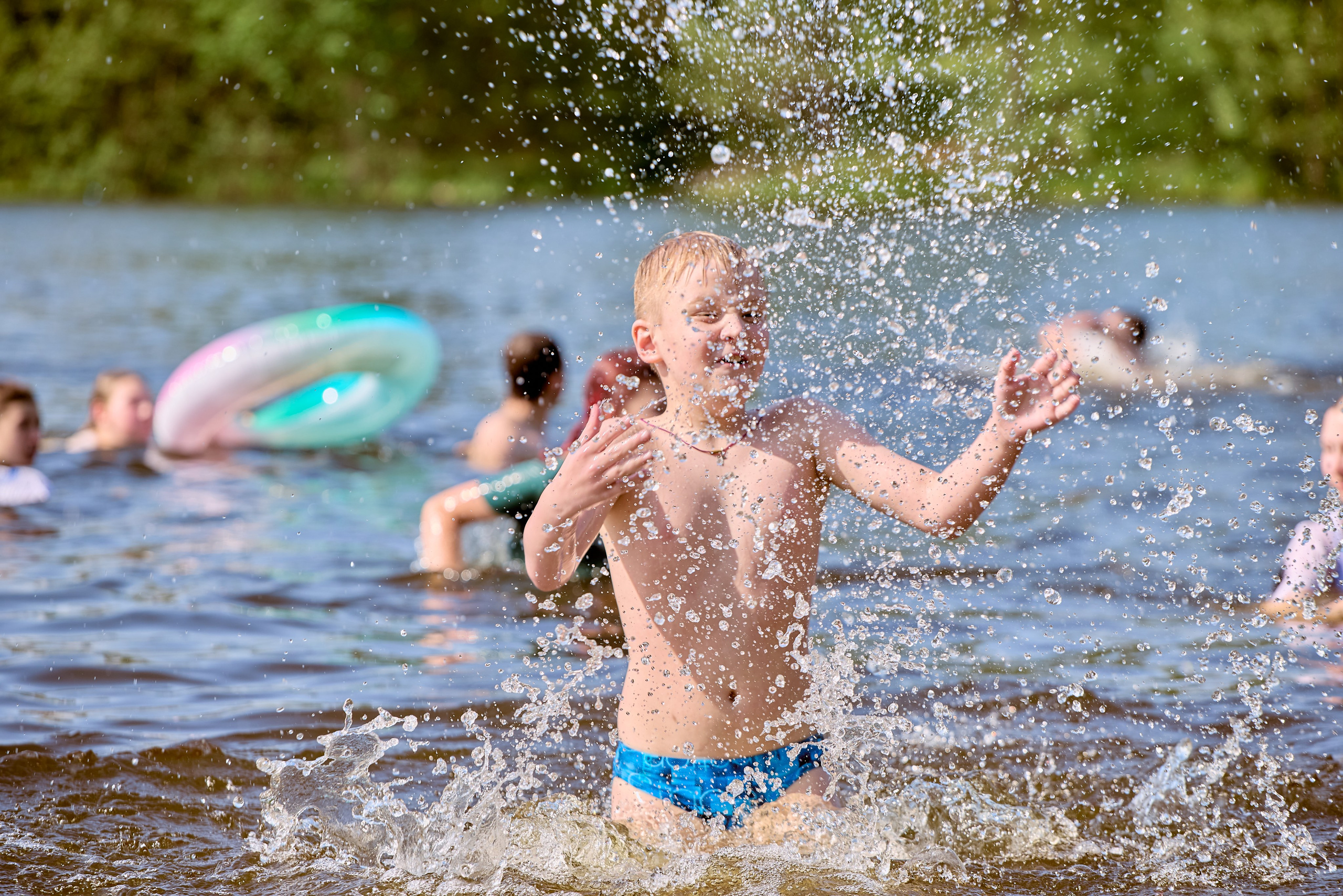 Малыш на озере — символ чистоты, света и безграничной детской радости, кадр Николая Голованова, г. Дзержинск.