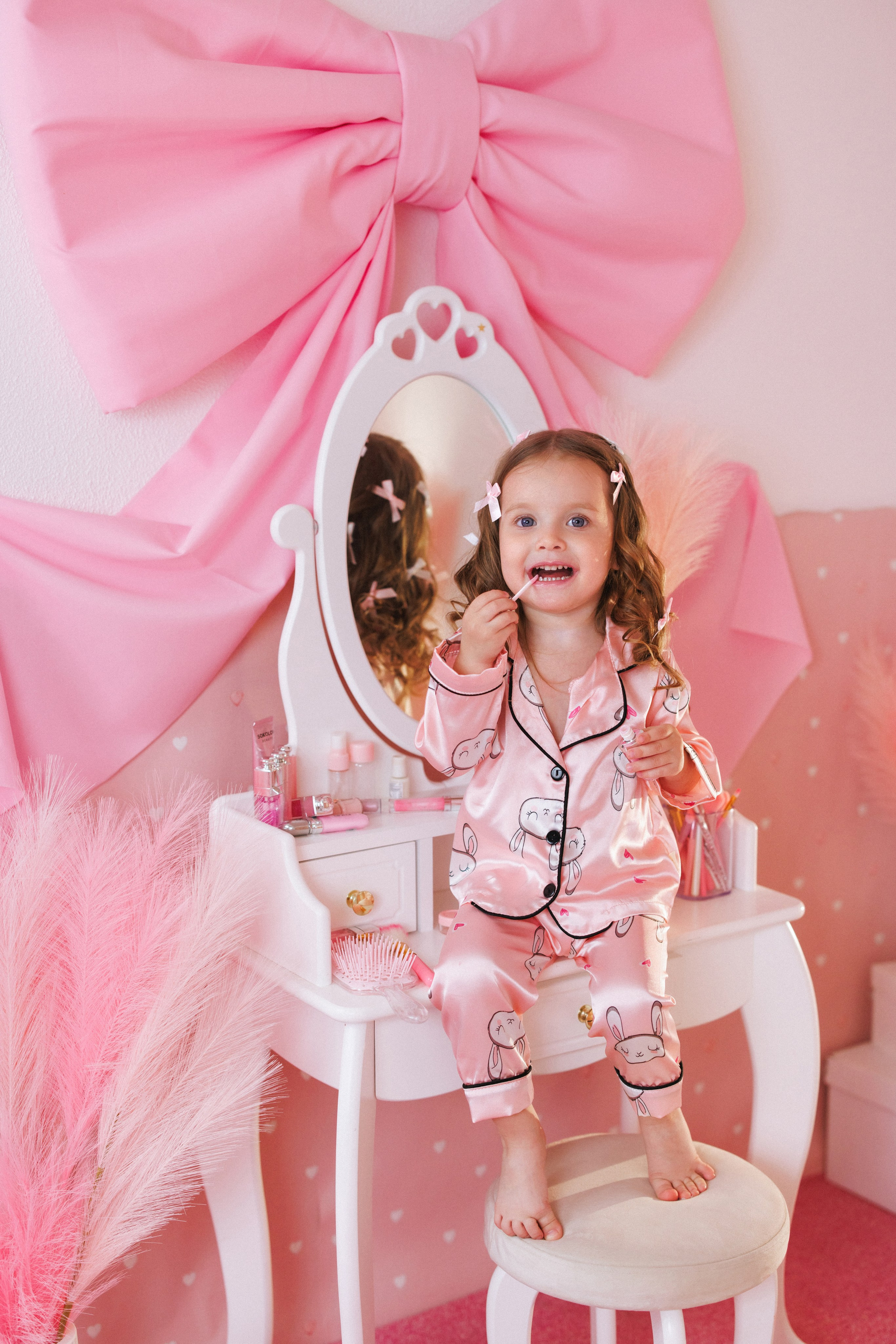 Фотосессия для девочек в интерьере розовой комнаты. Семейный и детский фотограф в Краснодаре Анна Трашкова
