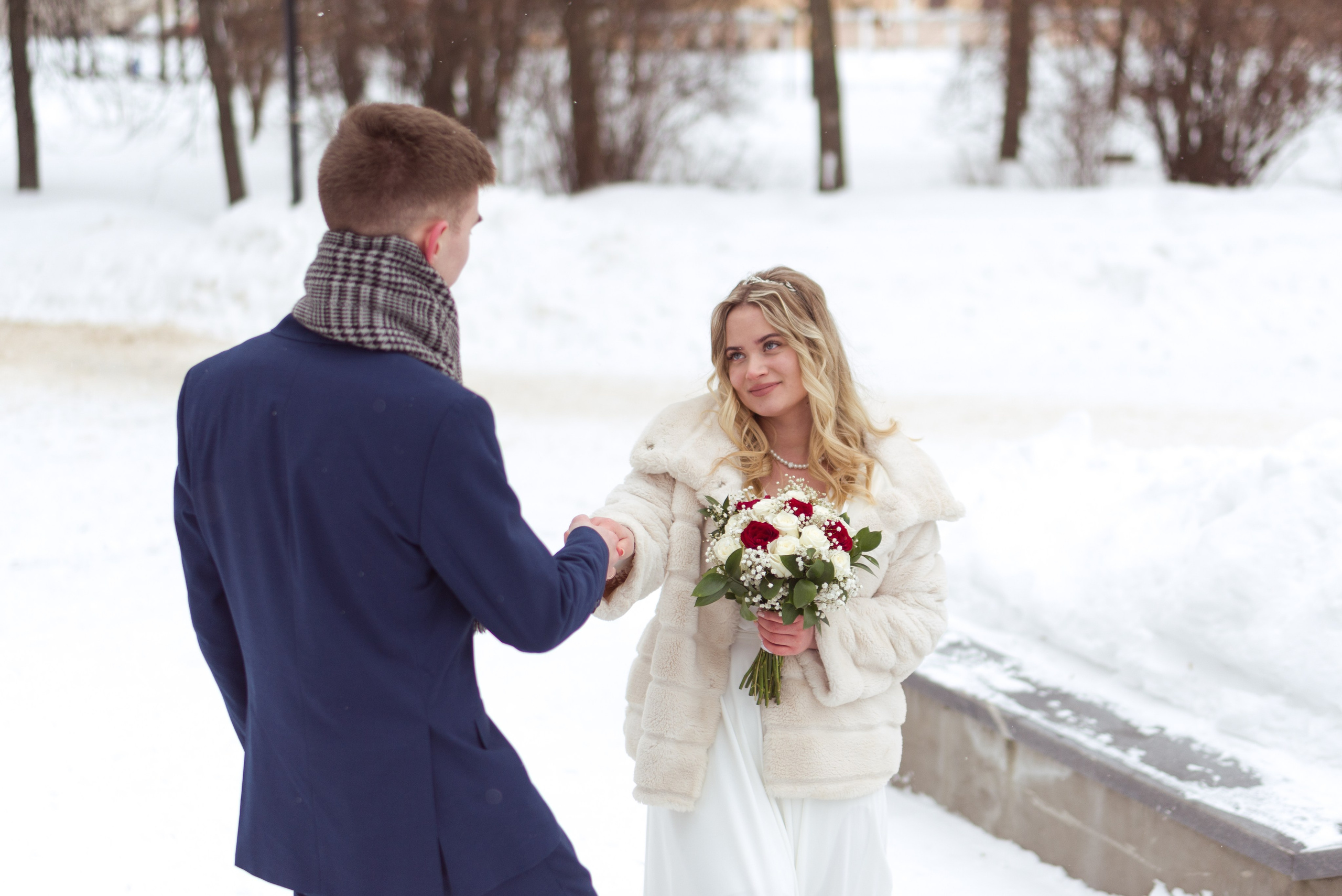 Свадебный фотограф Николай Коляганов провел свадебную фотосессию зимой на набережной р. Уводь г. Иваново