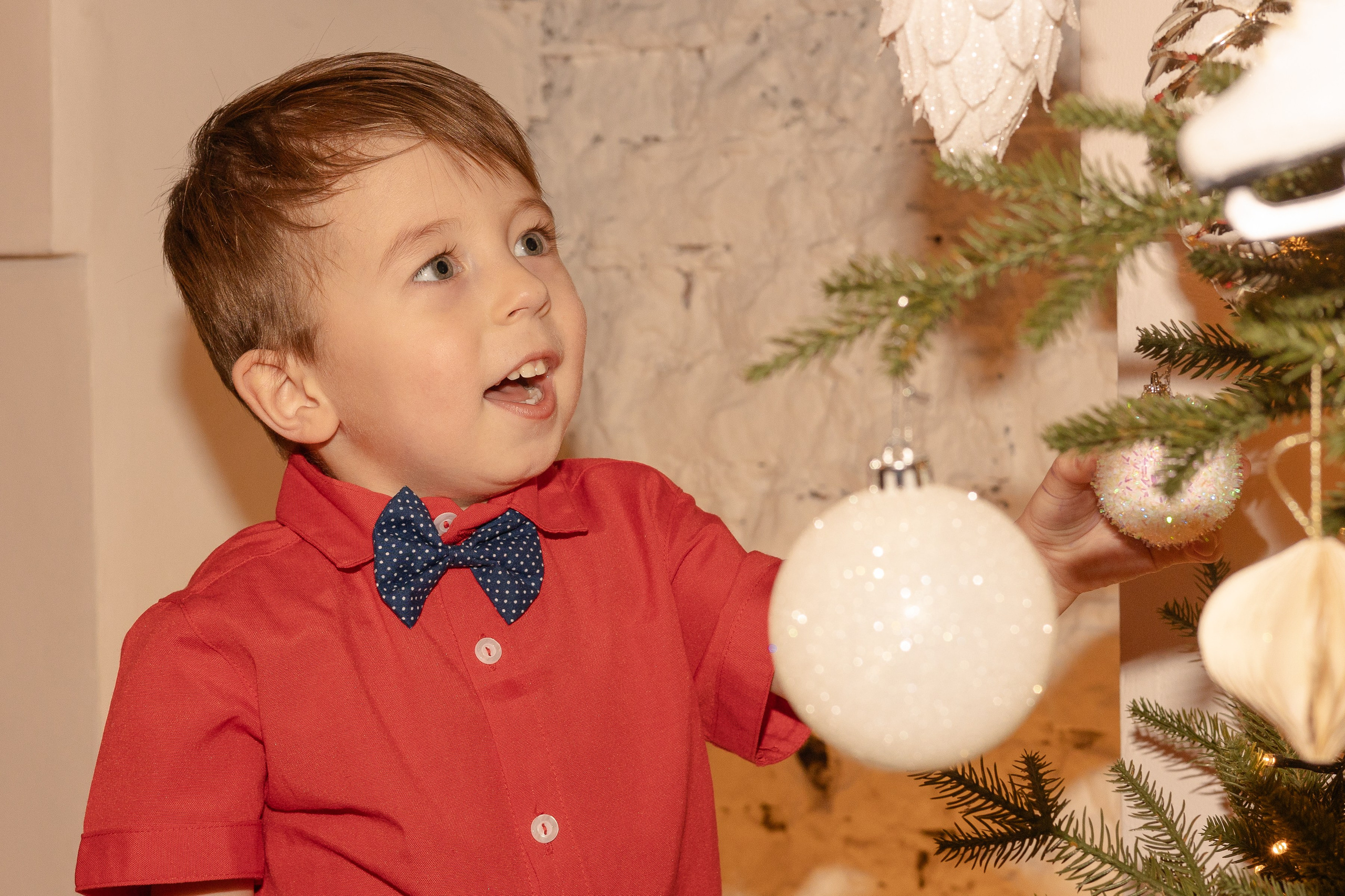 Детская новогодняя фотосессия в студии Ижевска для озорного Данила