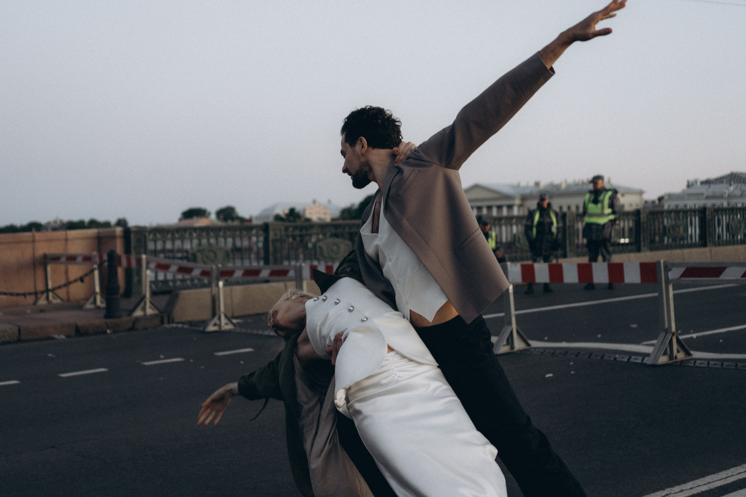 СВАДЕБНАЯ СЬЕМКА ПАРЫ НА РАССВЕТЕ В БЕЛЫЕ НОЧИ И ПРОГУЛКА С РАЗВОДНЫМИ МОСТАМИ И ПИКНИК ВОЗЛЕ ИСАКИЕВСКОГО СОБОРА. Профессиональный фотограф, Санкт-Петербург — Виктория Богомолова