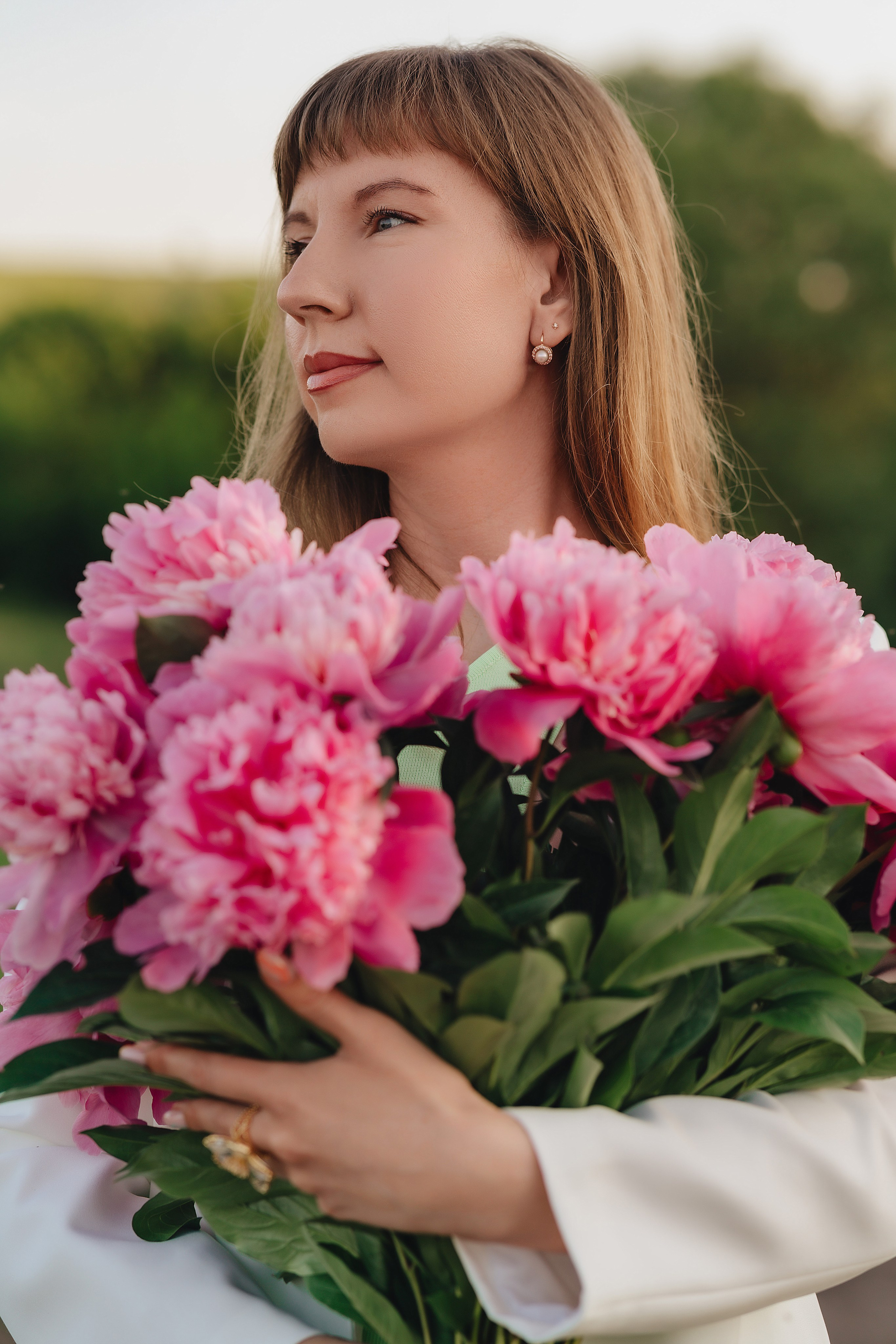 Анастасия | Съемка на закате с букетом пионов. Фотограф Карина Шмулёва. Воронеж и область