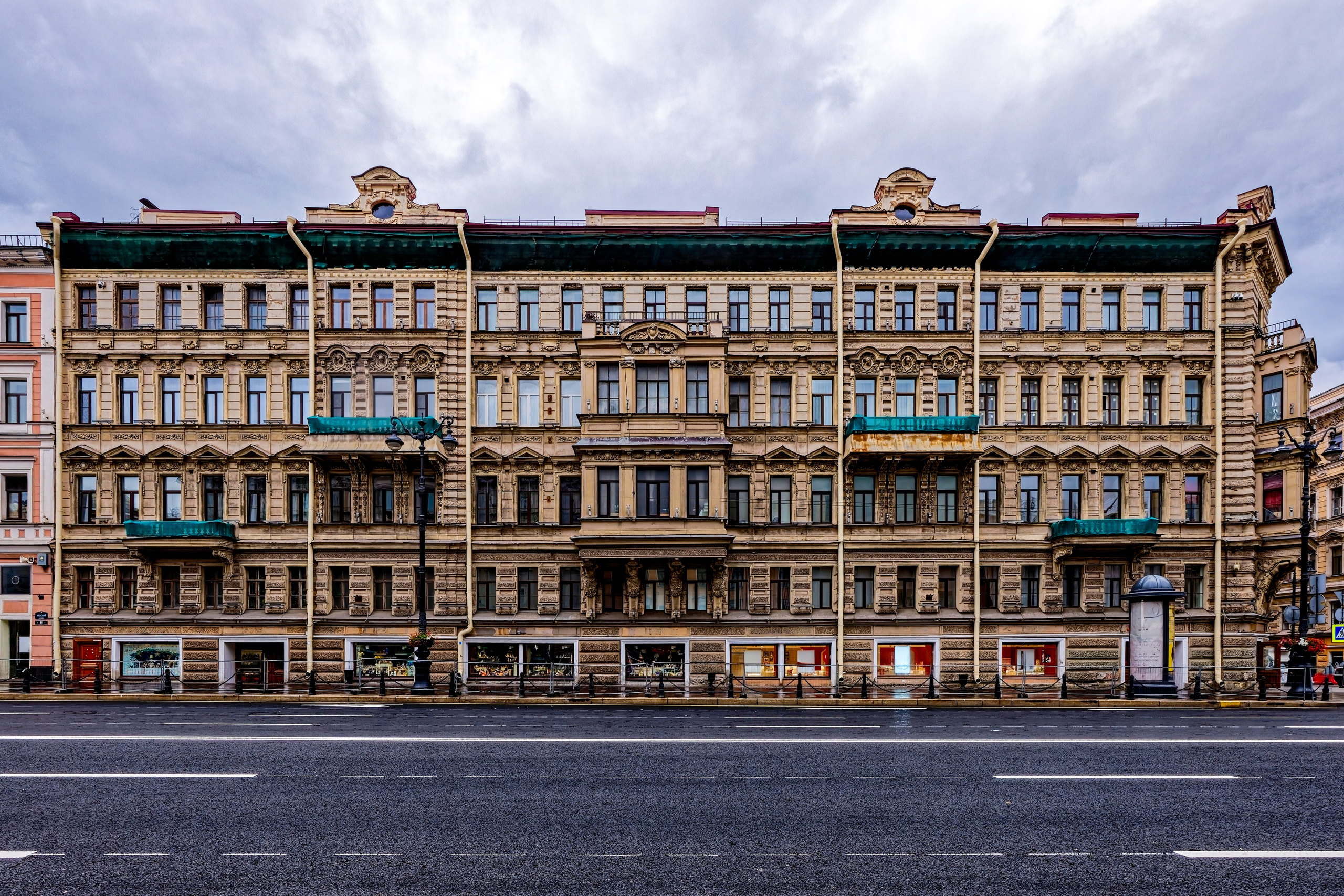 Санкт-Петербург, Невский проспект, дом 79 (Пушкинская улица, дом 2). Доходный дом Доходный дом Мальцевых, 1875 год. Архитектор Павел Юльевич Сюзор. 