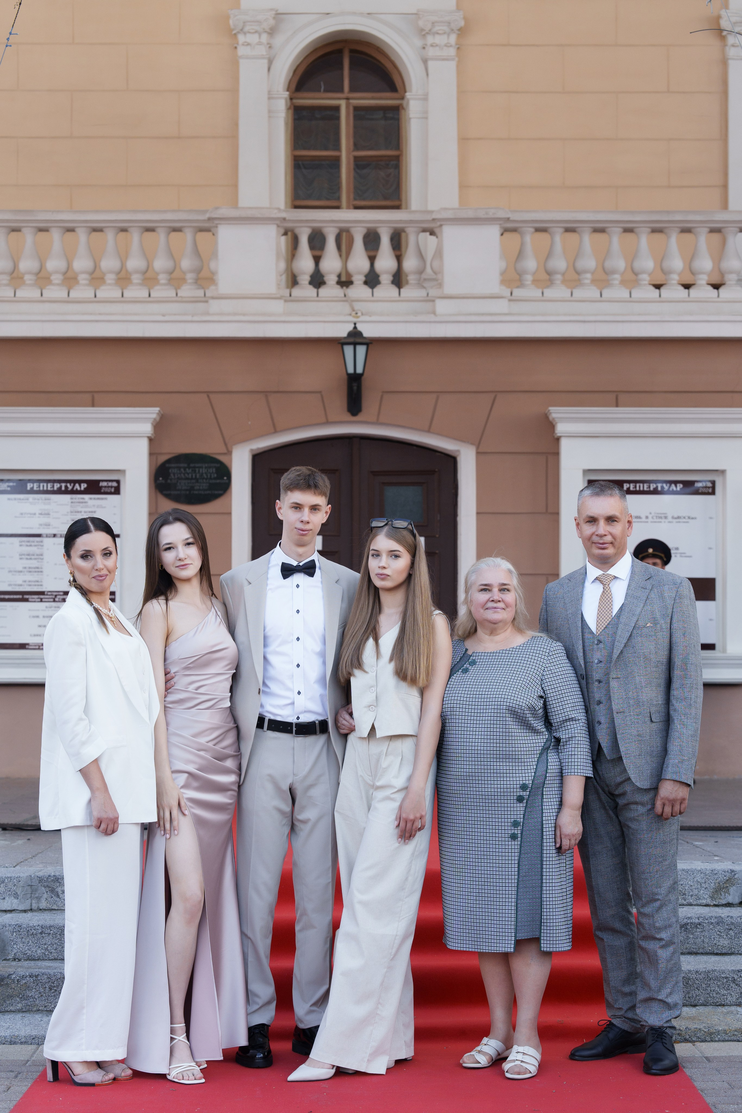 Выпускной Гимназия 7. Свадебный и репортажный фотограф Элина Козырьянова