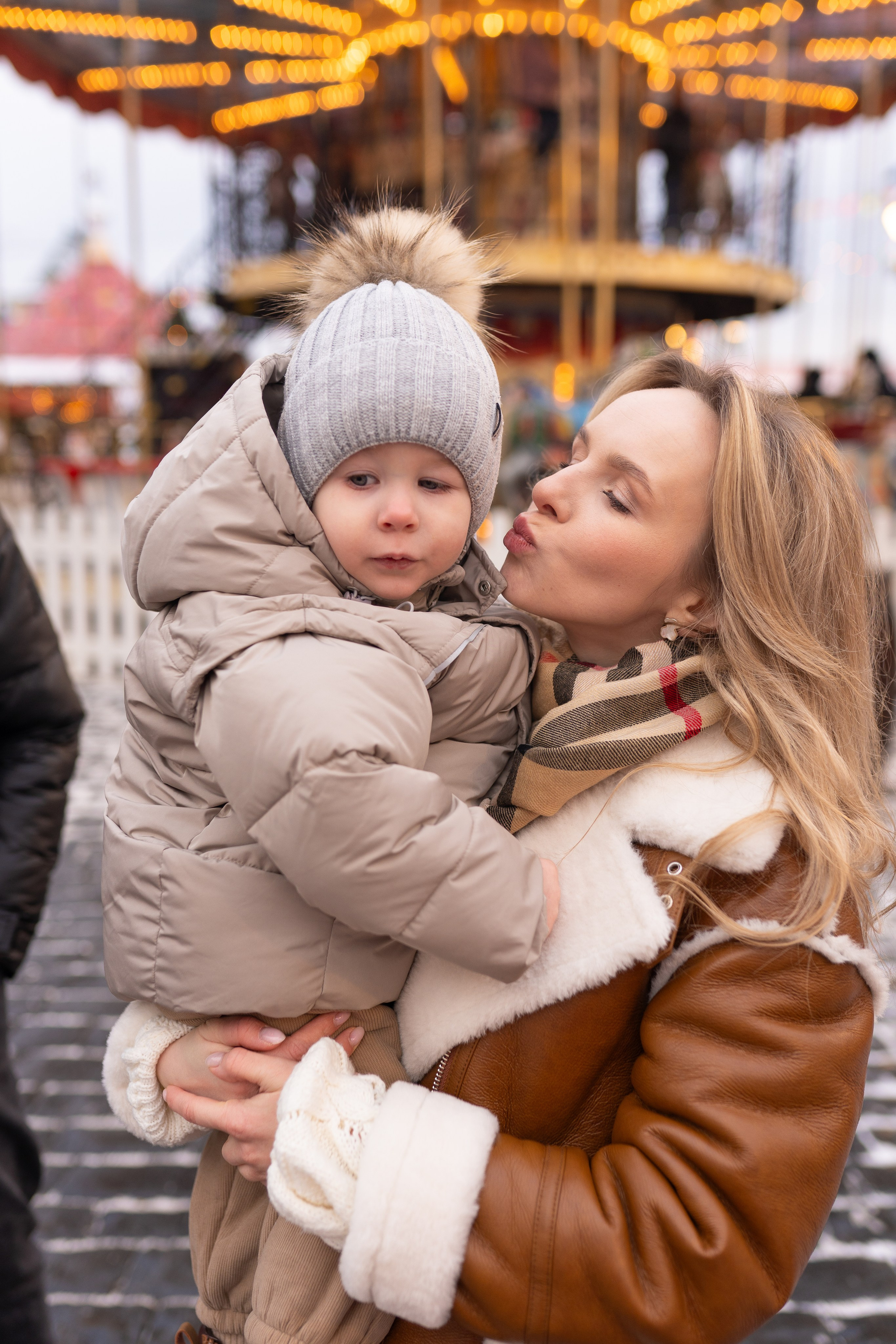 Павел, Егор и Наталия на ГУМ Ярмарке. Свадебный фотограф в Москве Анна Полушина