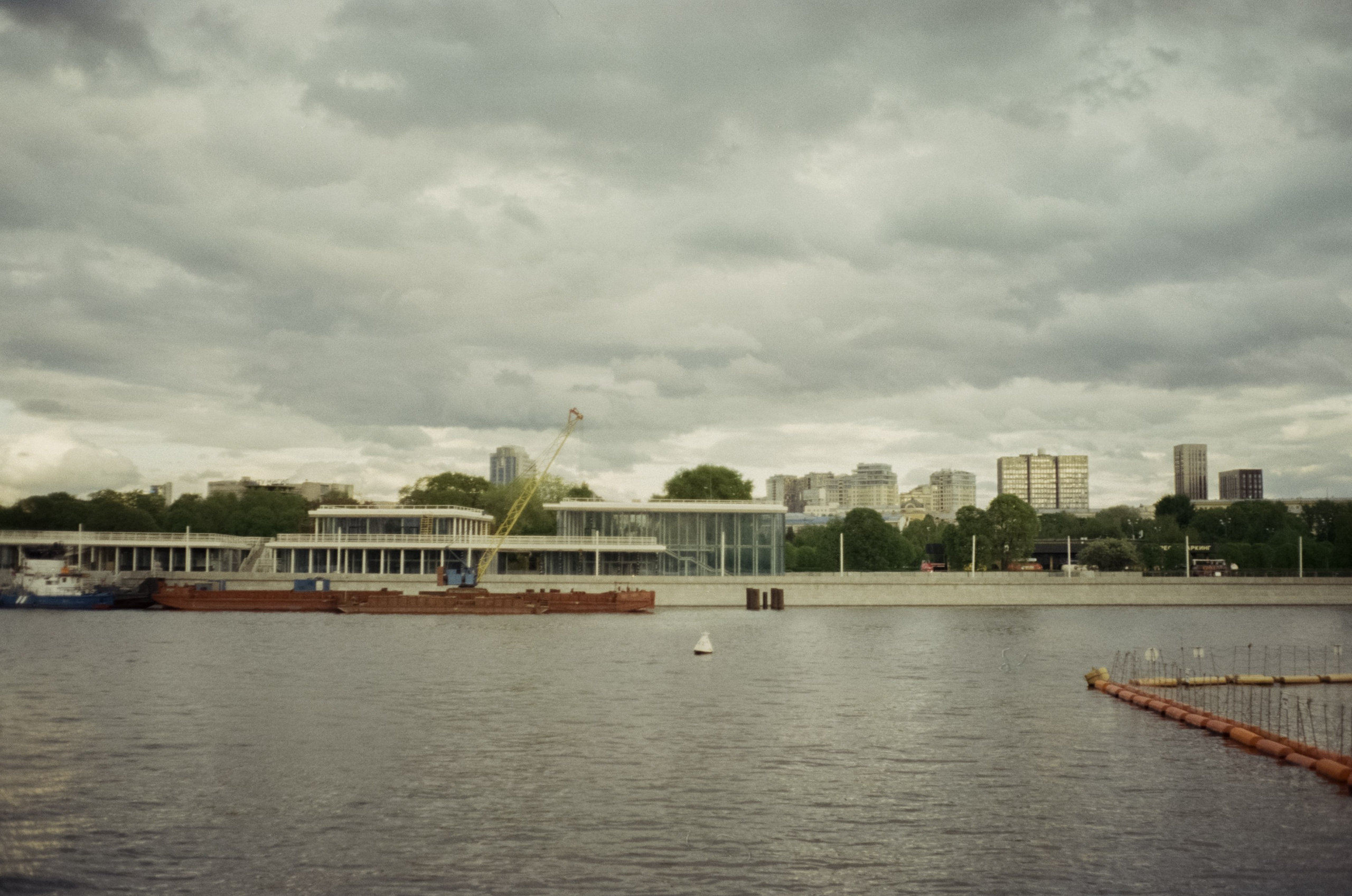 Ricoh FF-1 gray | Perspekriva expired Vision 200D | Фрунзенская набержная 5 мая 2025 года