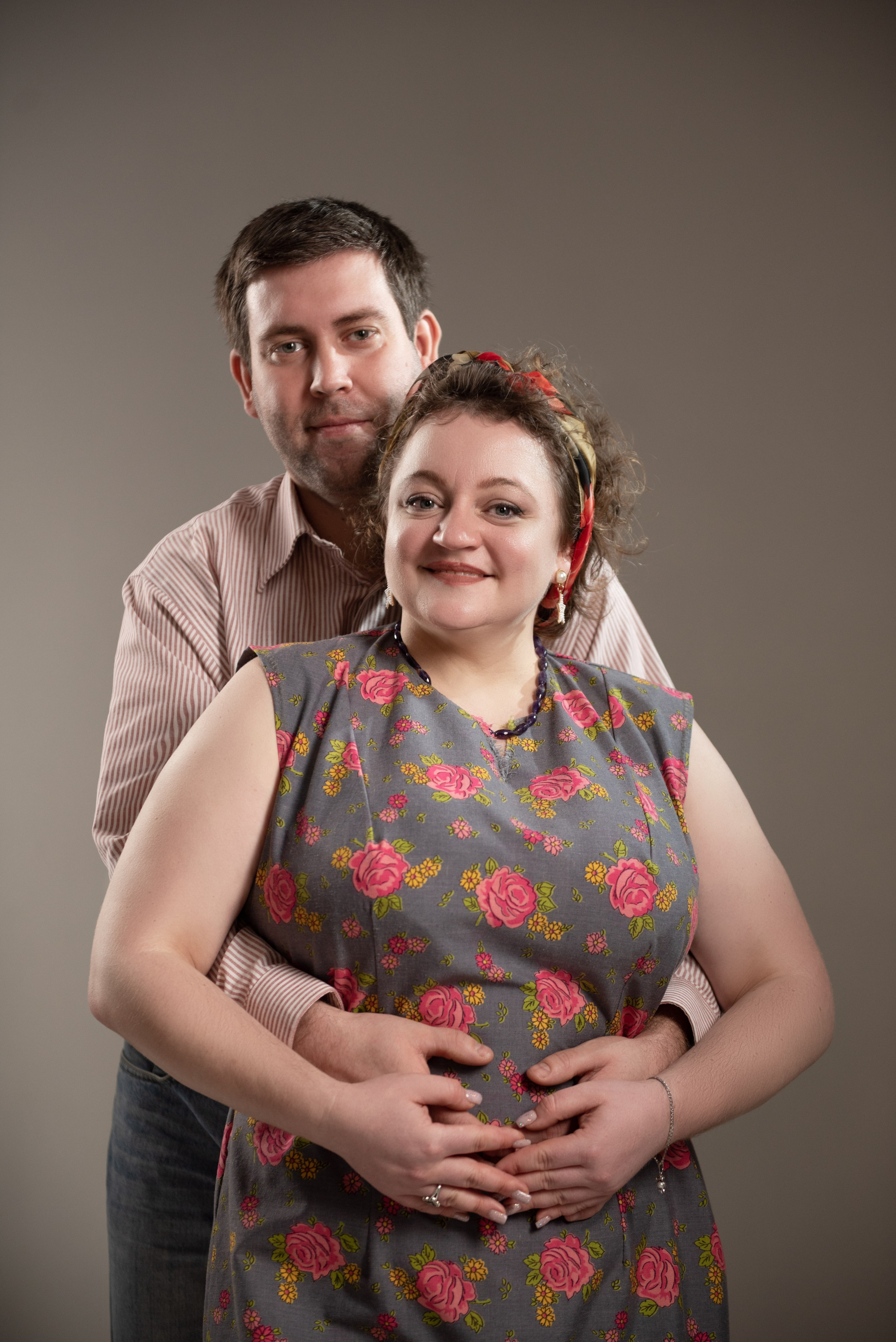 Семейный портрет из двух человек в студии.