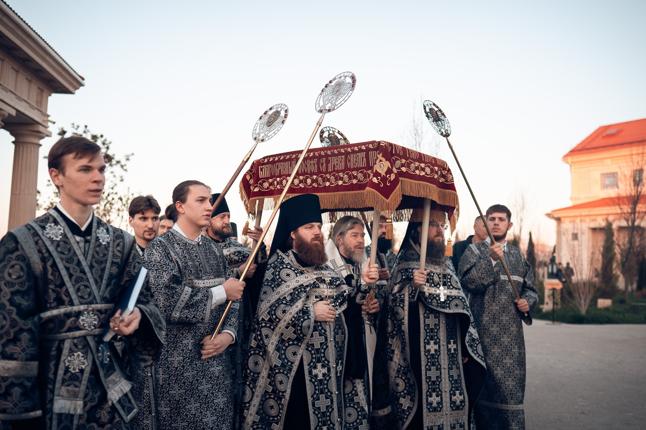 Богослужение Великой пятницы в Херсонесском монастыре Севастополь. Церковный фотограф Севастополь