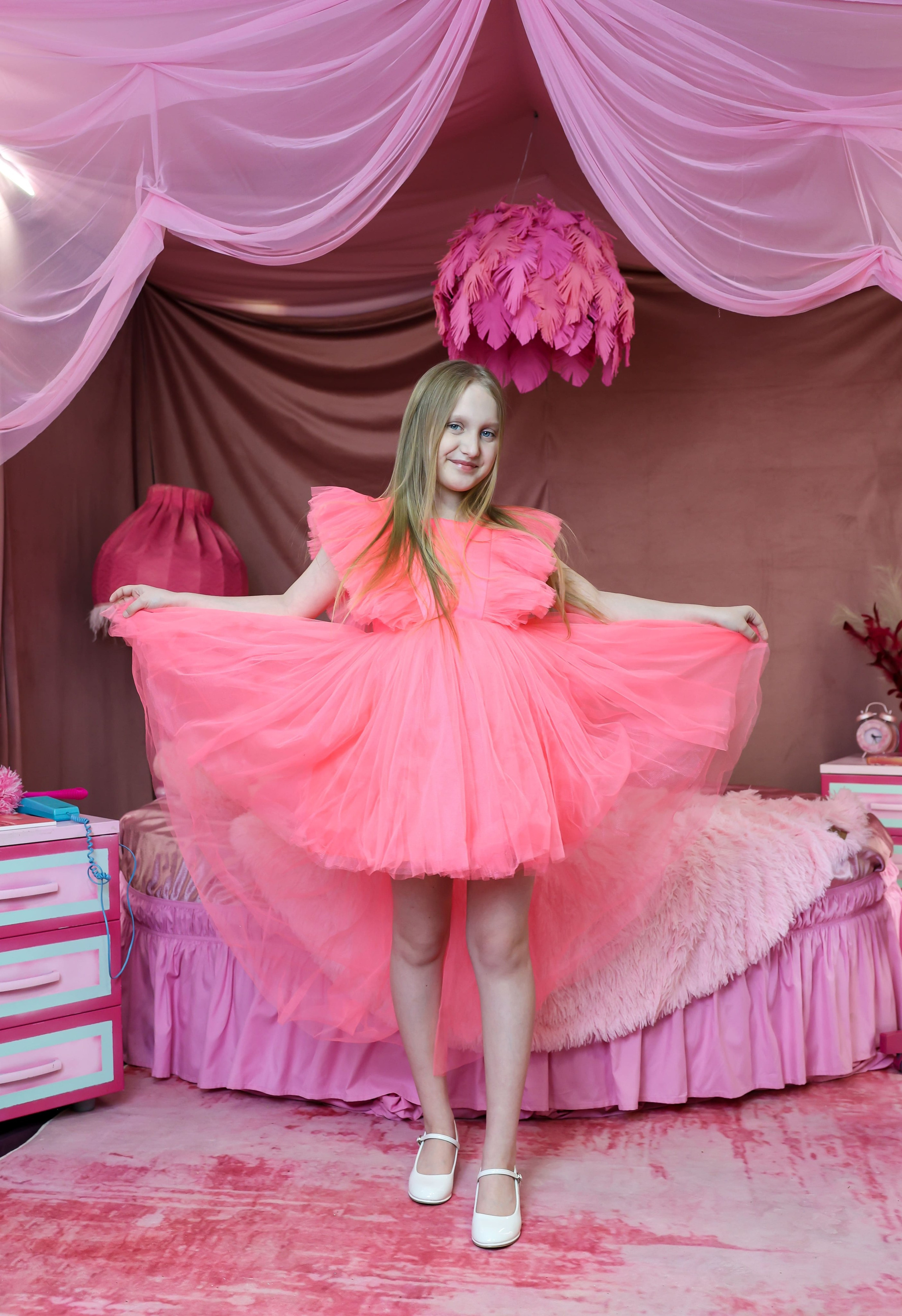 девочка в пышном розовом платье в студии, праздничная детская съёмка, фотограф Карасёва Елена