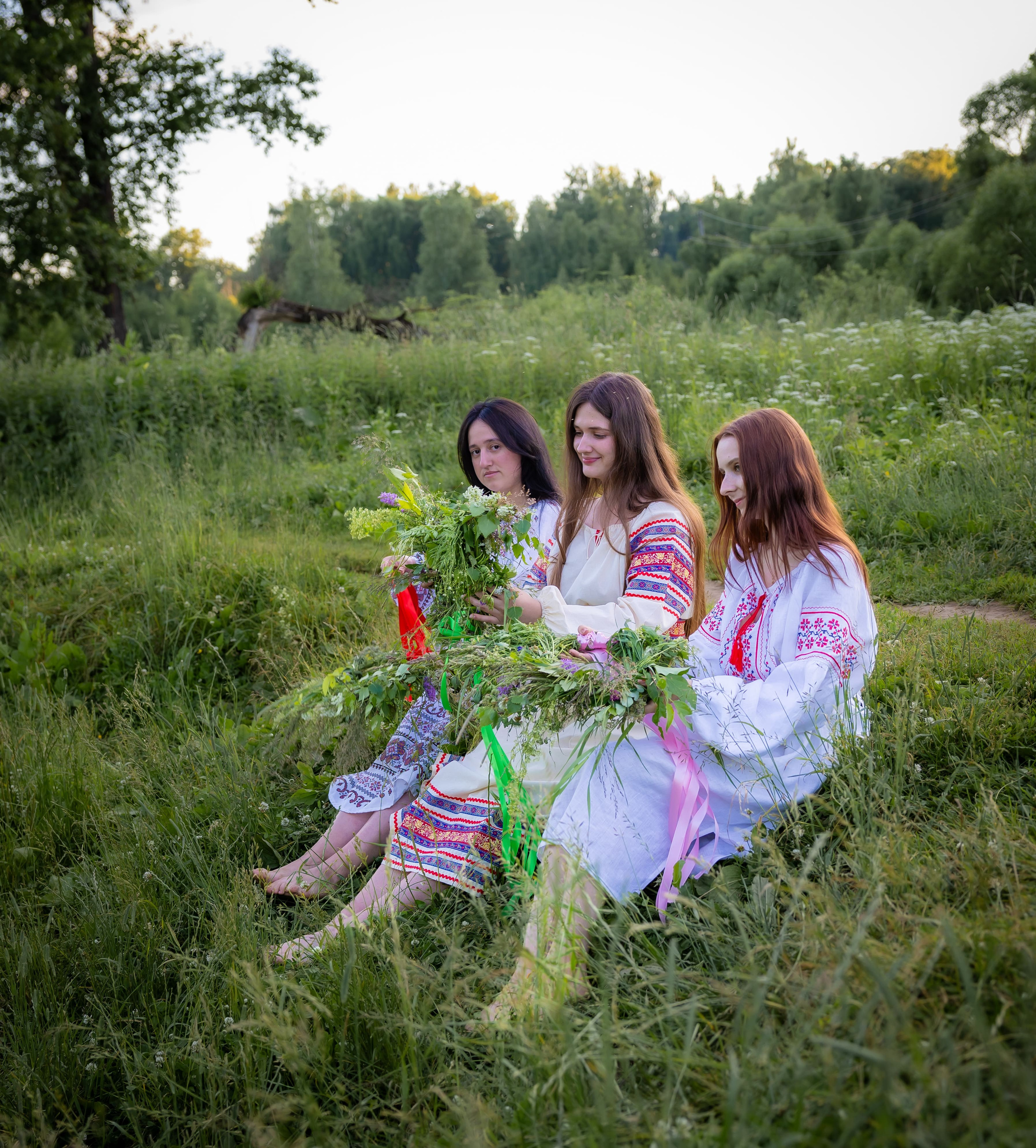 Славянская фотосессия на природе с венками и полевыми цветами