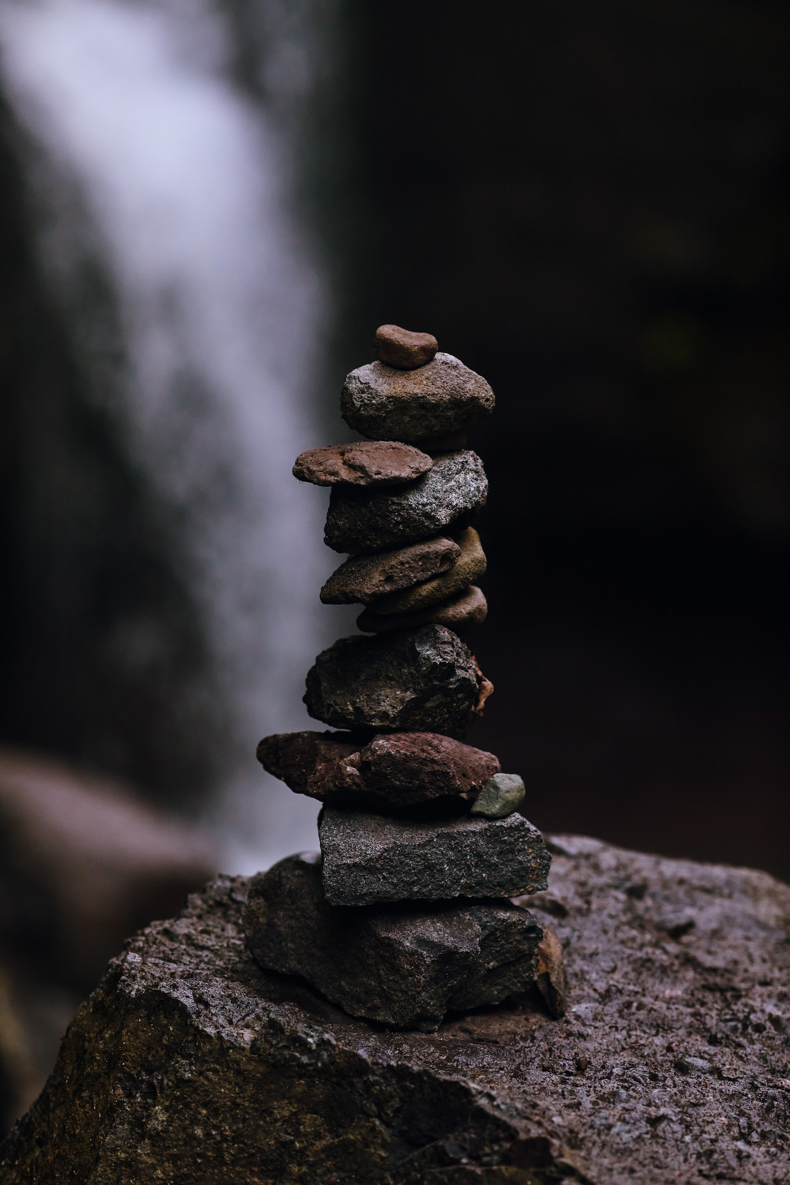 Камни дзен, фотография крупным планом со стильной коричневой тонировкой