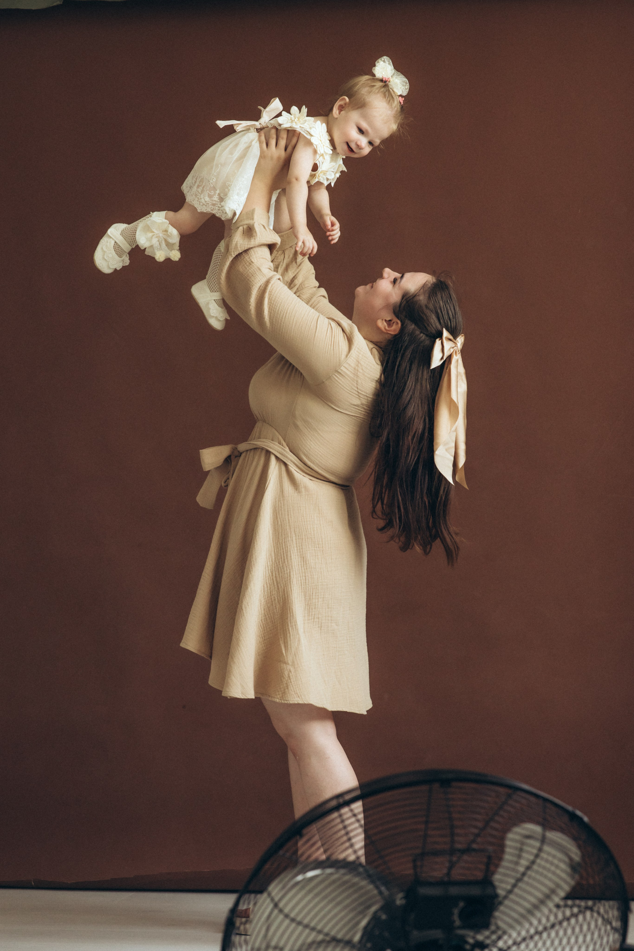 Полина с мамой. Фотограф на крещение в Рязани. Семейный фотограф