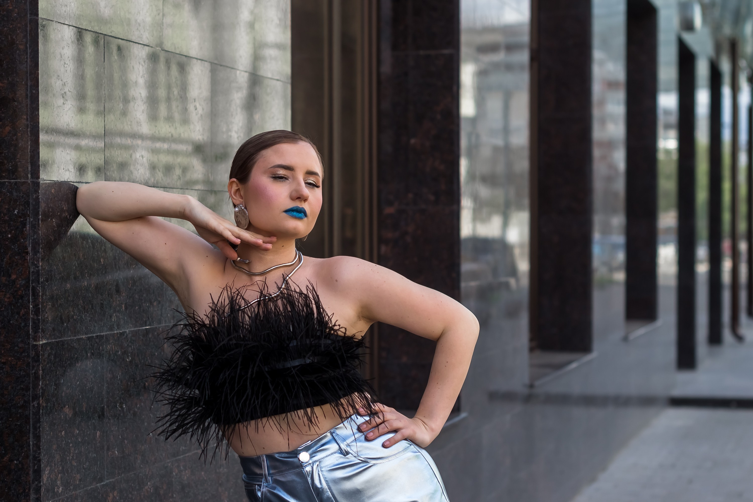 Портрет девушки в топике на улице .