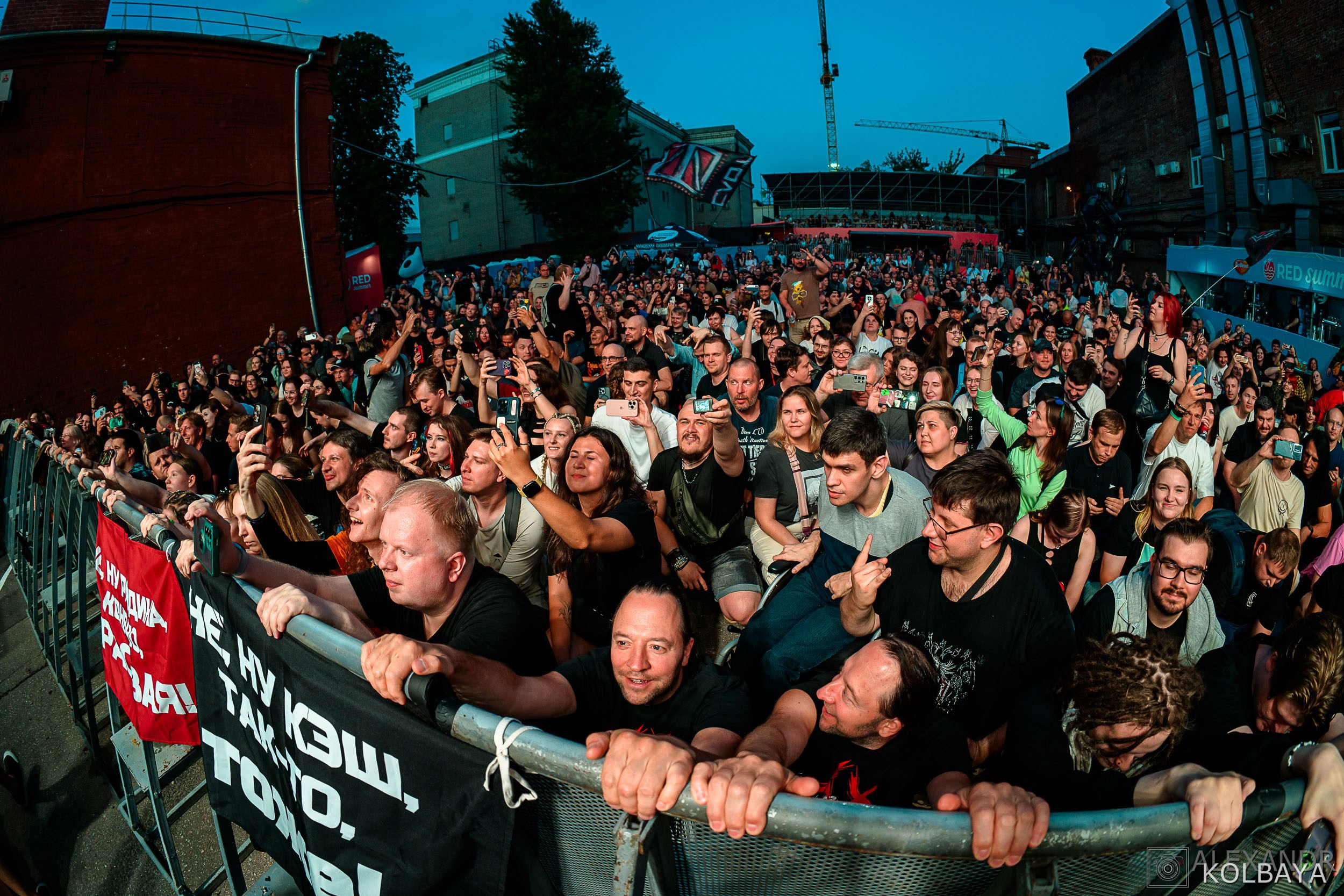 Фоторепортаж с концерта группы СЛОТ на Red Summer 2025. Концертный и театральный репортажный фотограф в Москве Александр Колбая