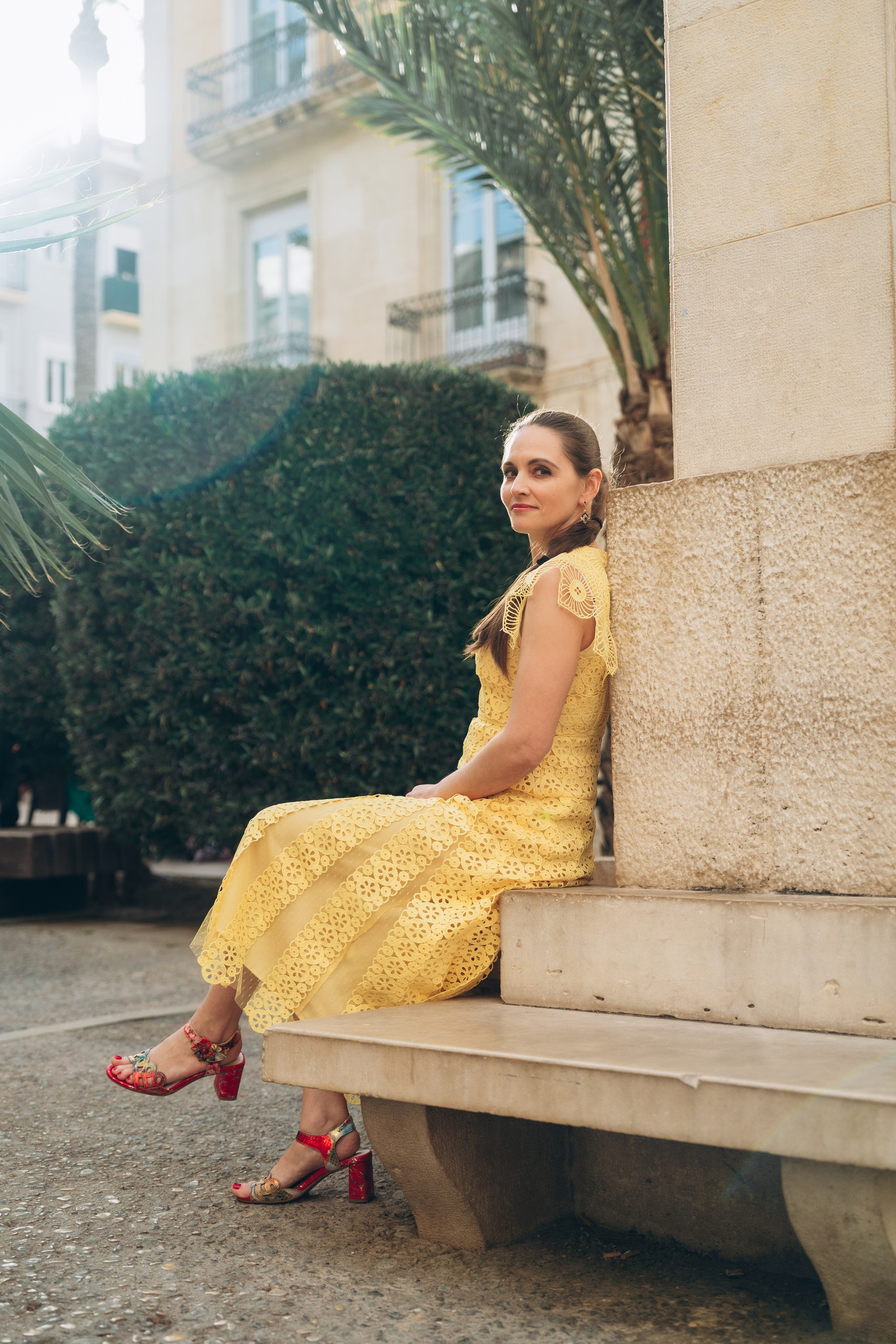 девушка в лучах солнца старый город Аликанте