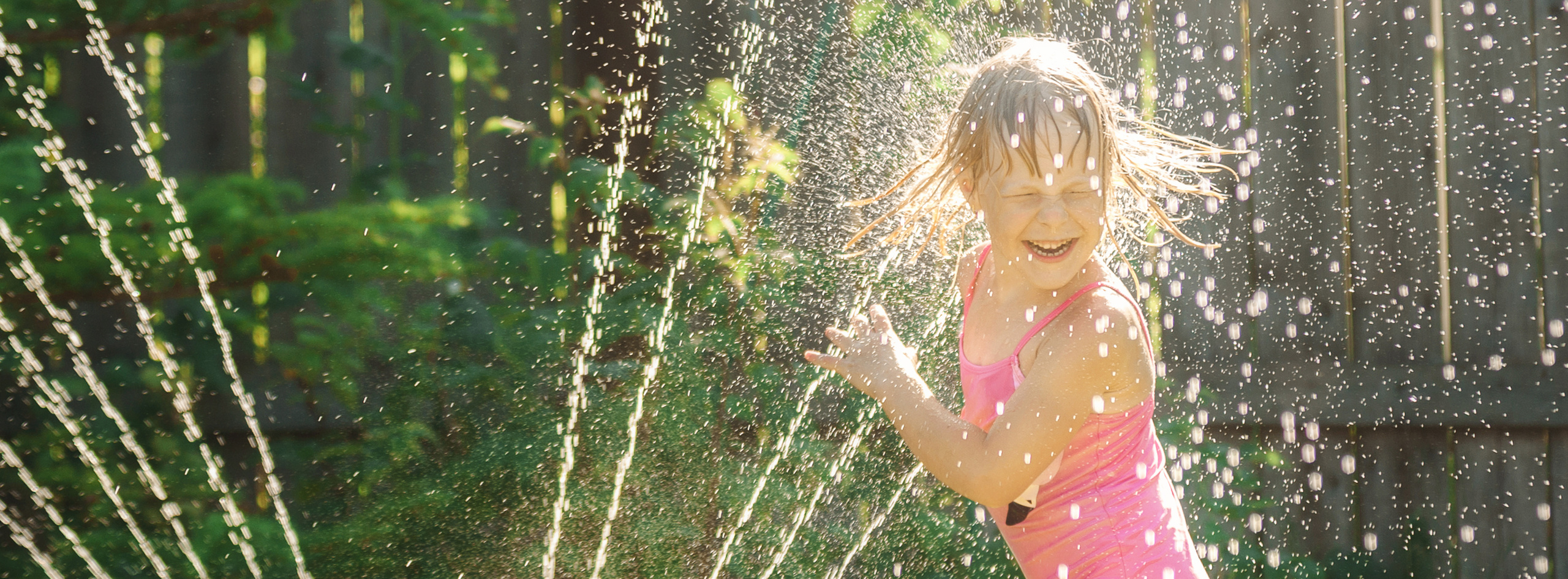 Дети резвятся под поливалками на семейной фотосессии. Семейный фотограф в Москве Елена Снегирева