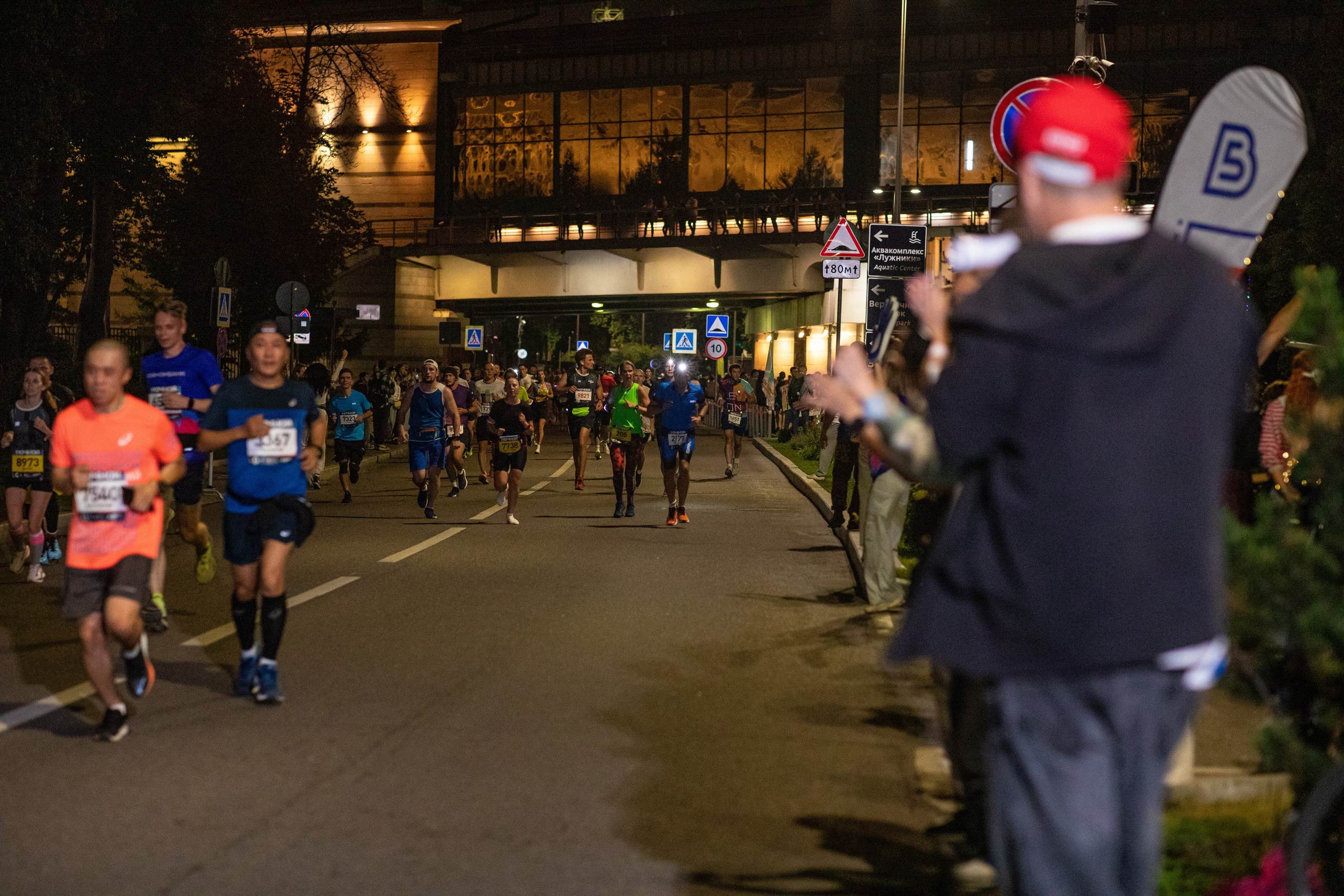 Ночной забег в ленте фотографий бегунов 03.08.24. Фотограф Сергей Ловкий