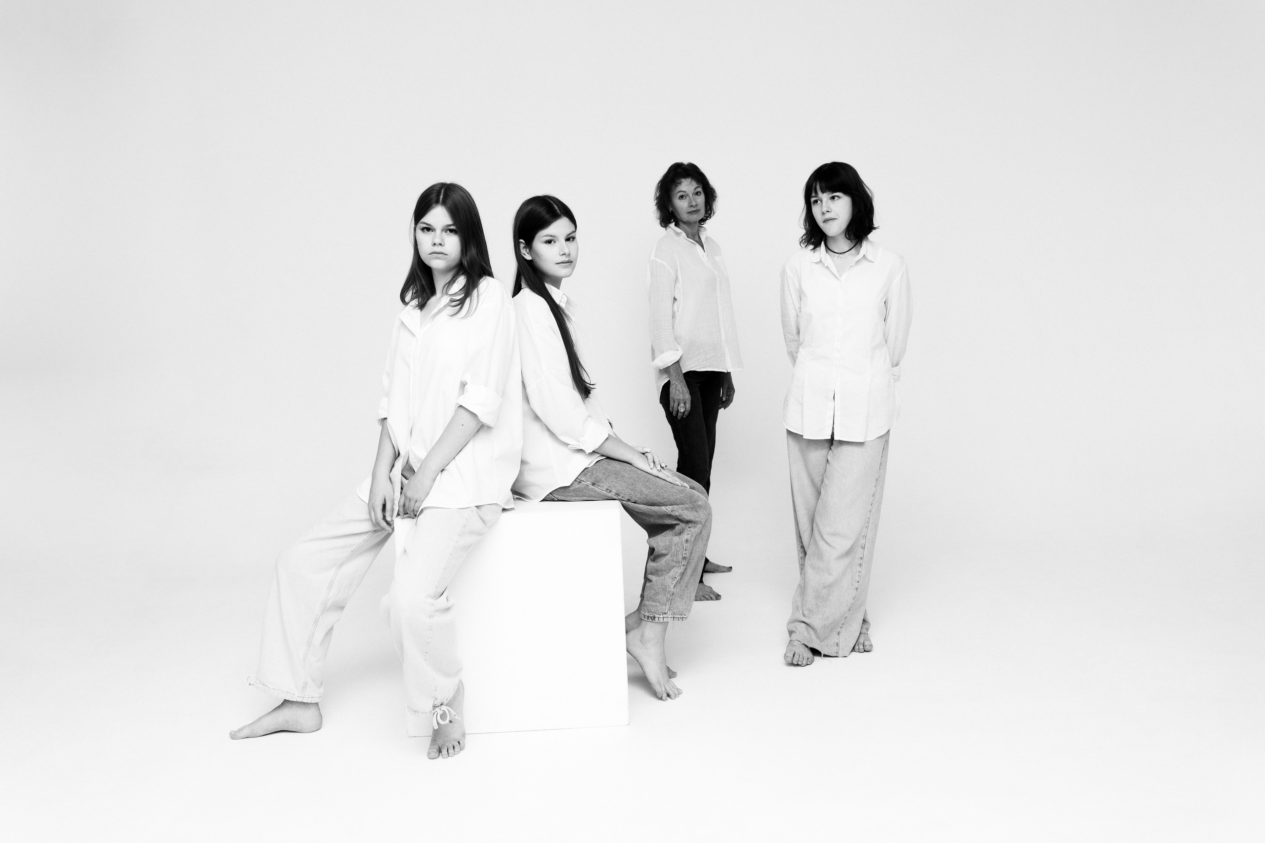 Бабушка и внучки. ВАША СЕМЕЙНАЯ ФОТОСТУДИЯ