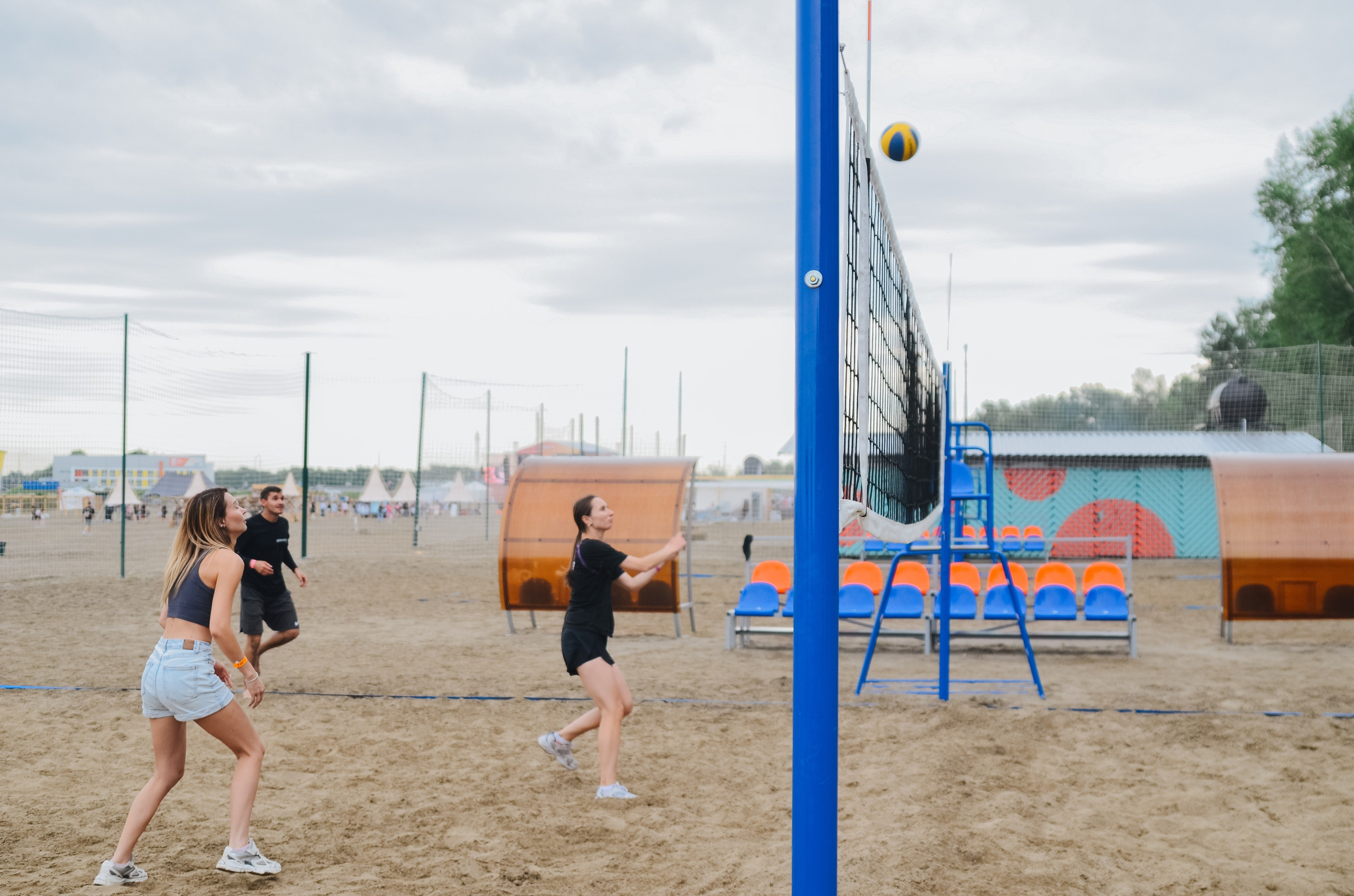 Фестиваль «Грань» 2025. Спортивная площадка. Денисова Аля — фотограф для парных съемок и индивидуальных историй в Барнауле