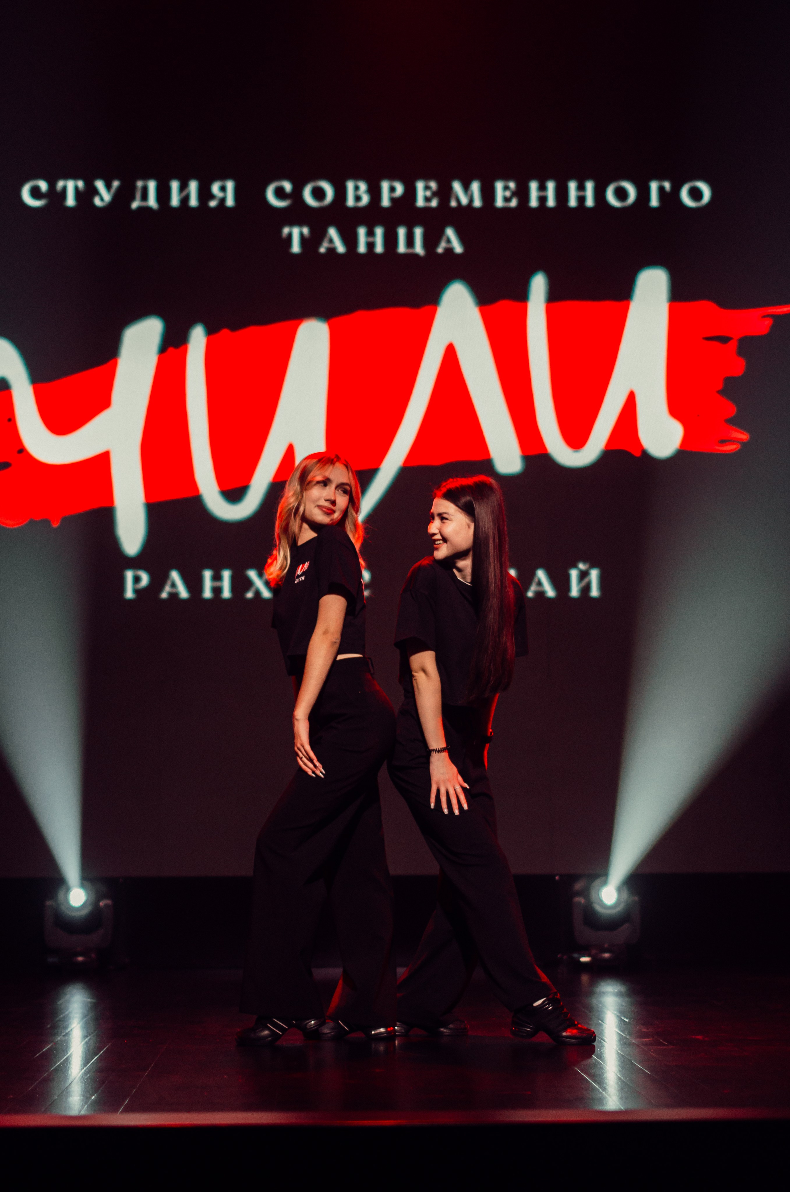 Групповая фотосъемка танцевального коллектива. Денисова Аля — фотограф для парных съемок и индивидуальных историй в Барнауле