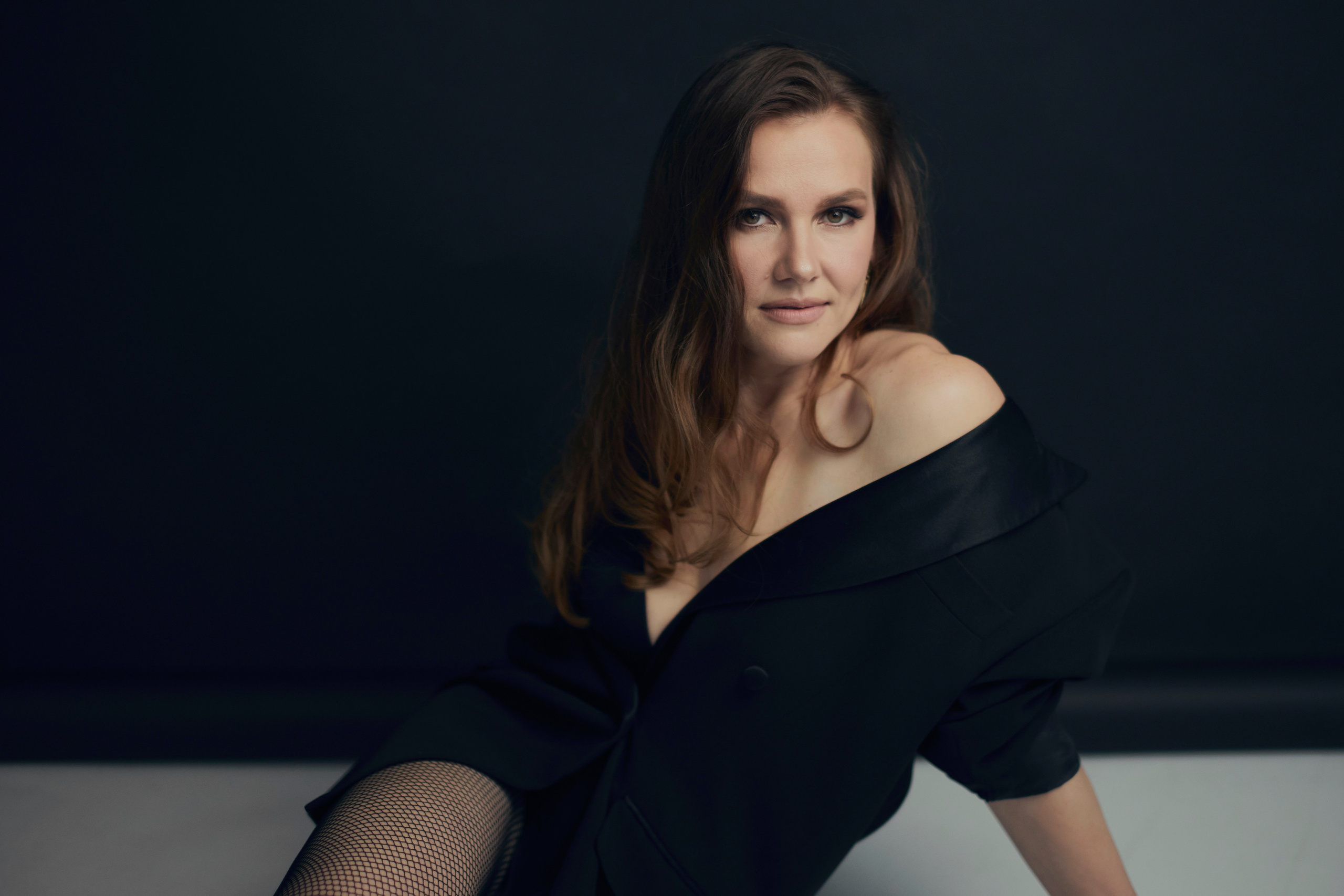 Студийные портреты для Виктории в эффектном образе. Репортажный и женский фотограф в Новосибирске