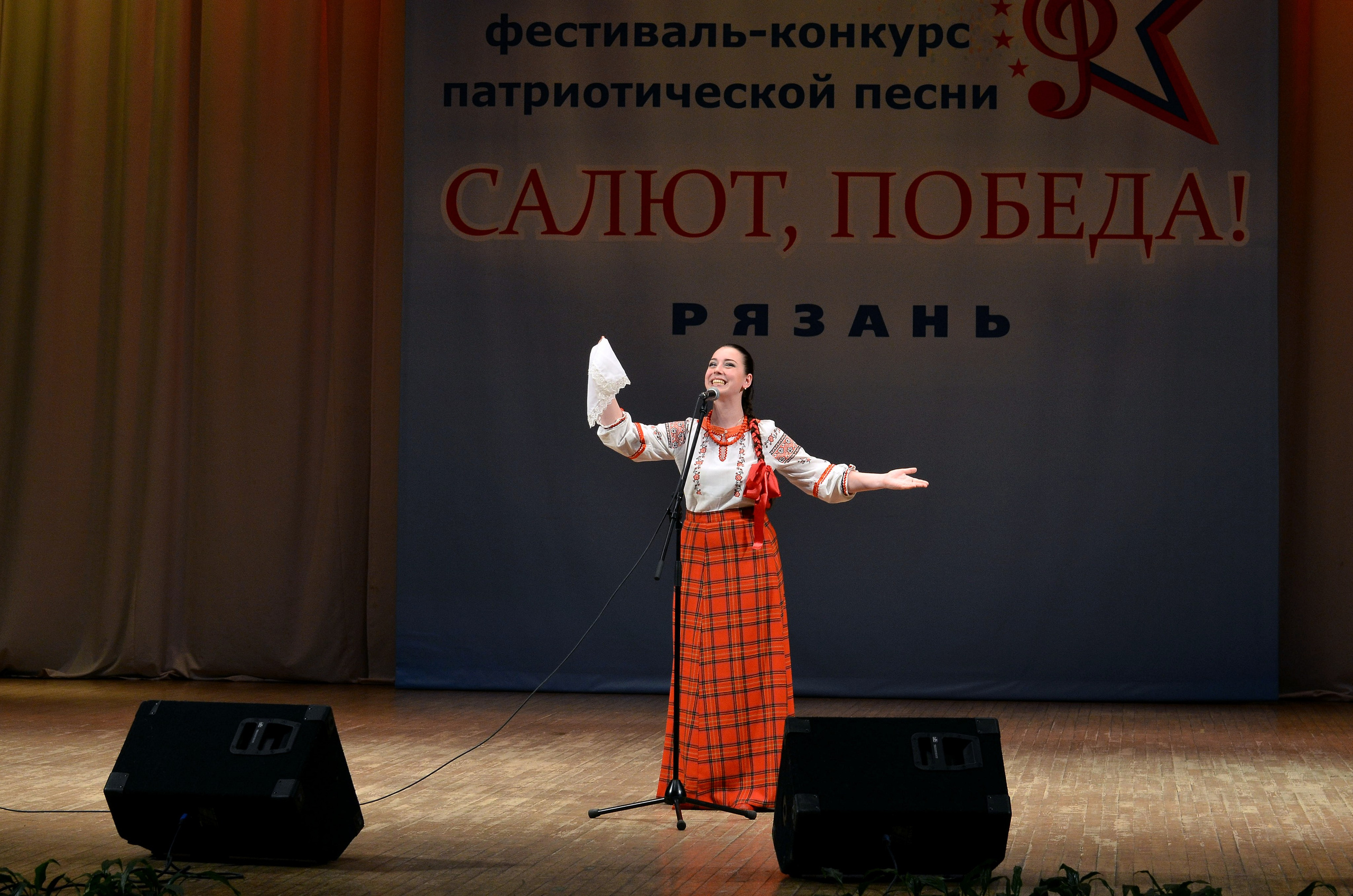 : Солистка в профиль, кульминация номера — Сольное пение 16–22, «Салют, Победа!», 2016