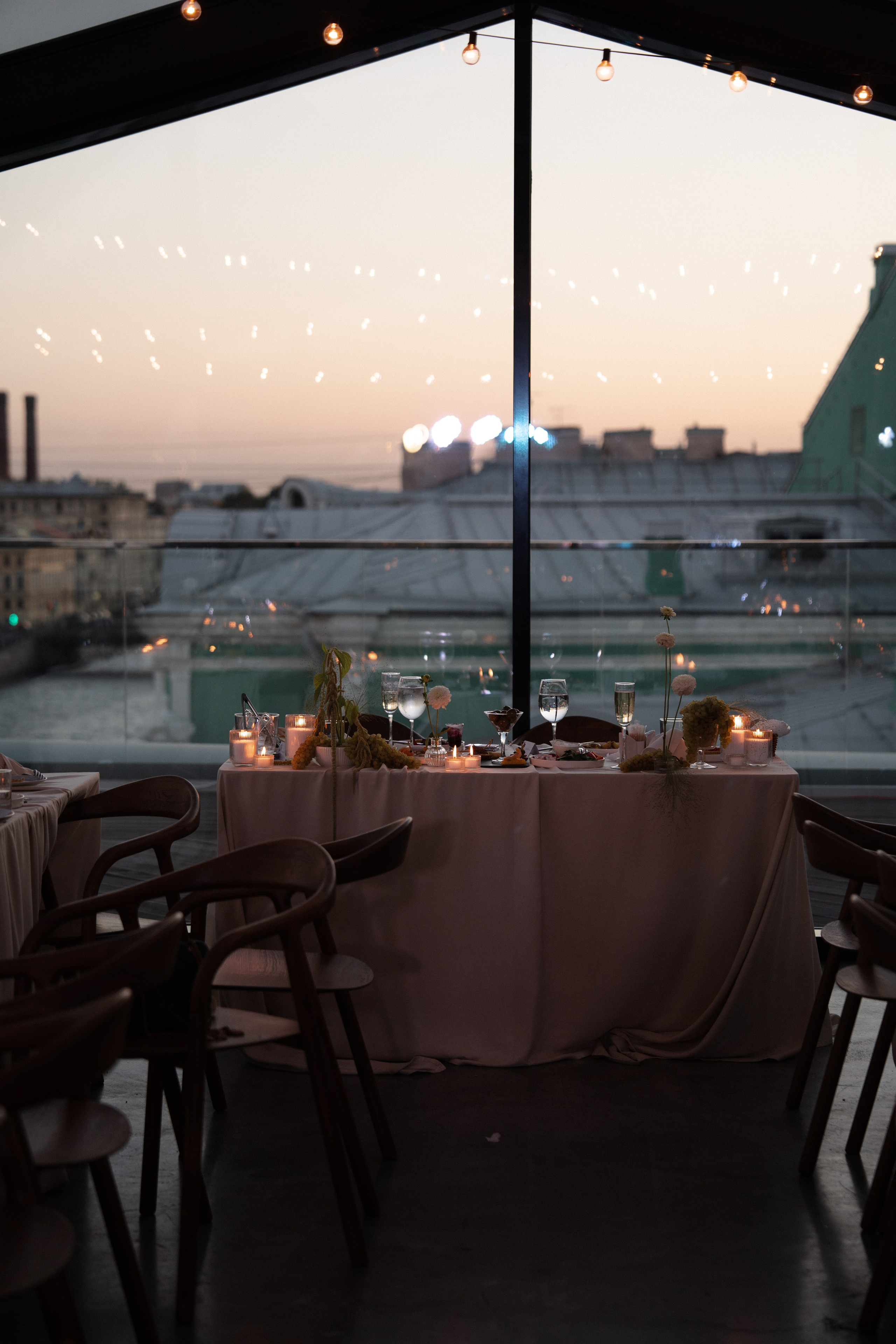 Виктория & Роман. Камерная городская свадьба в видовом ресторане в стиле современная классика. Свадебный фотограф организатор в Санкт-Петербурге Ассоль Опарина