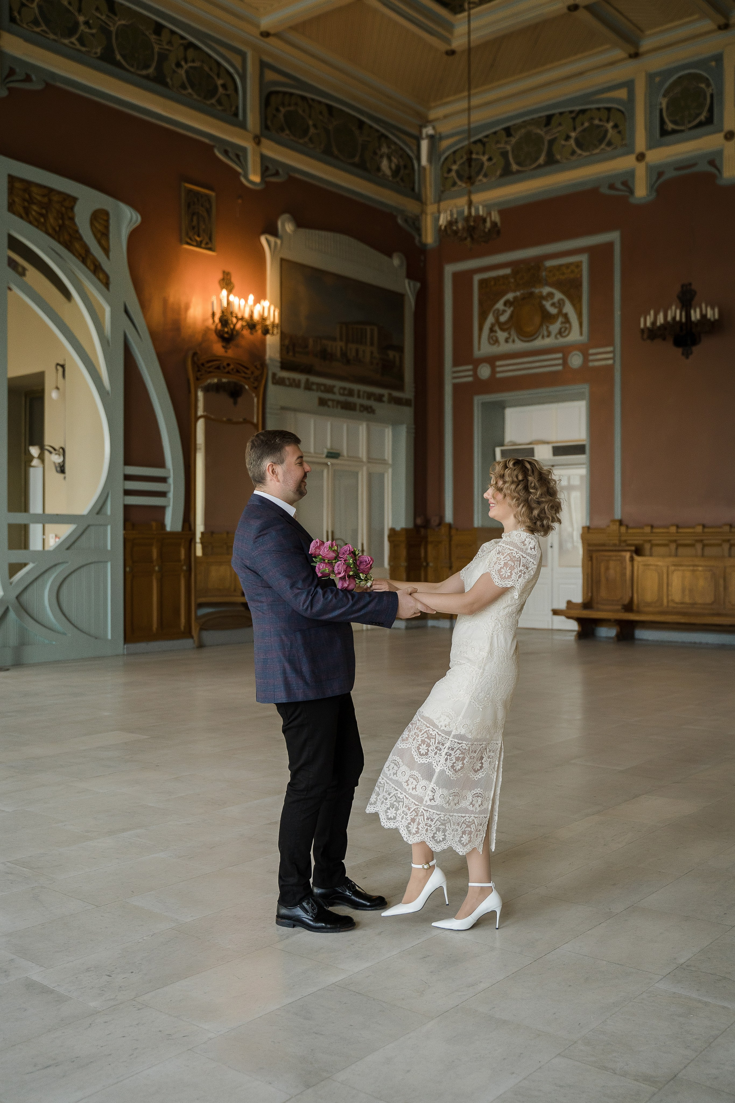 Свадебная фотосессия на Витебском вокзале. Свадебный и семейный фотограф в Пушкине и Санкт-Петербурге Мария Филиппова