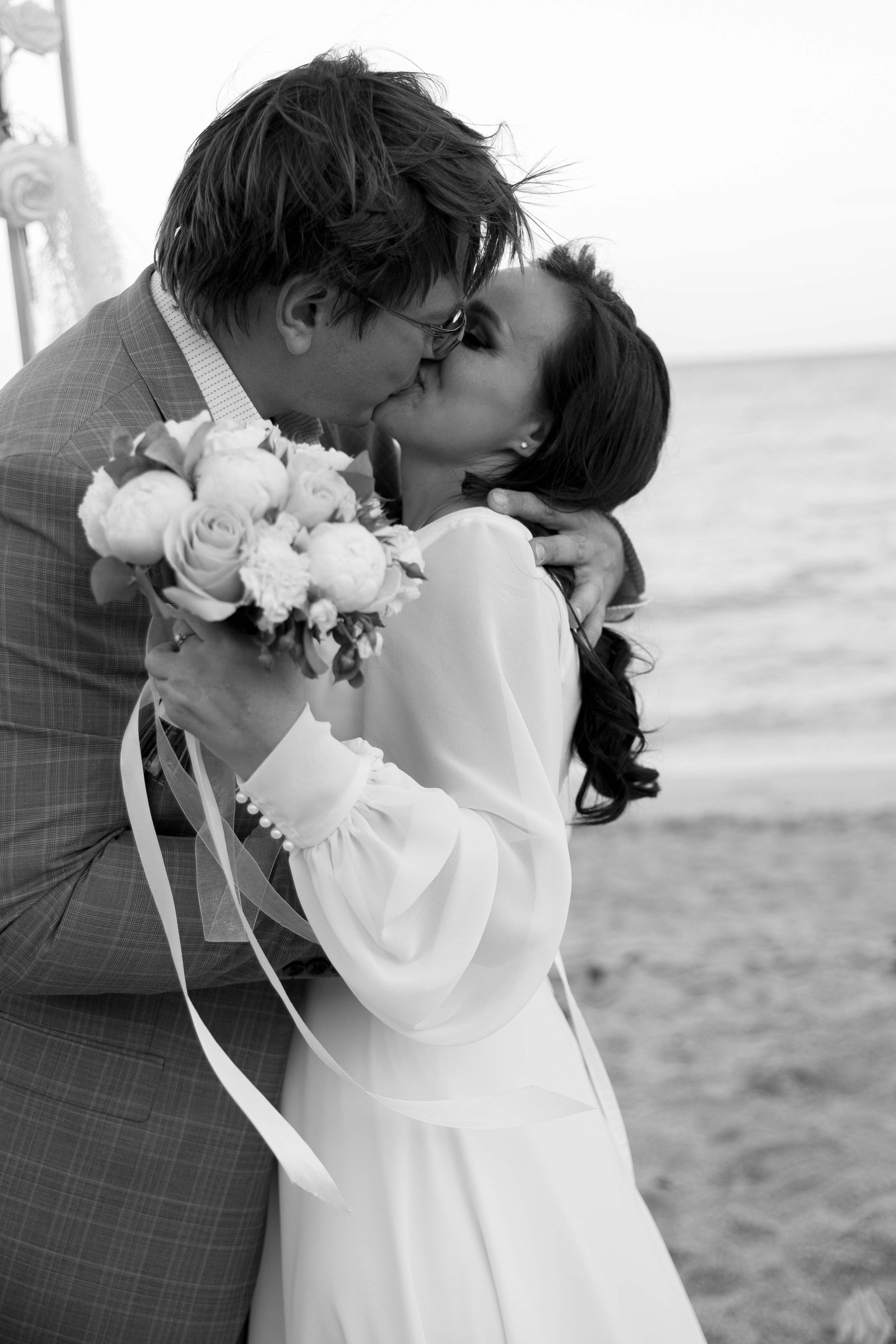 Свадебная фотосессия у моря в городе Феодосия. Свадебный фотограф и видеограф Краснодар, Ростов, Сочи, Новороссийск