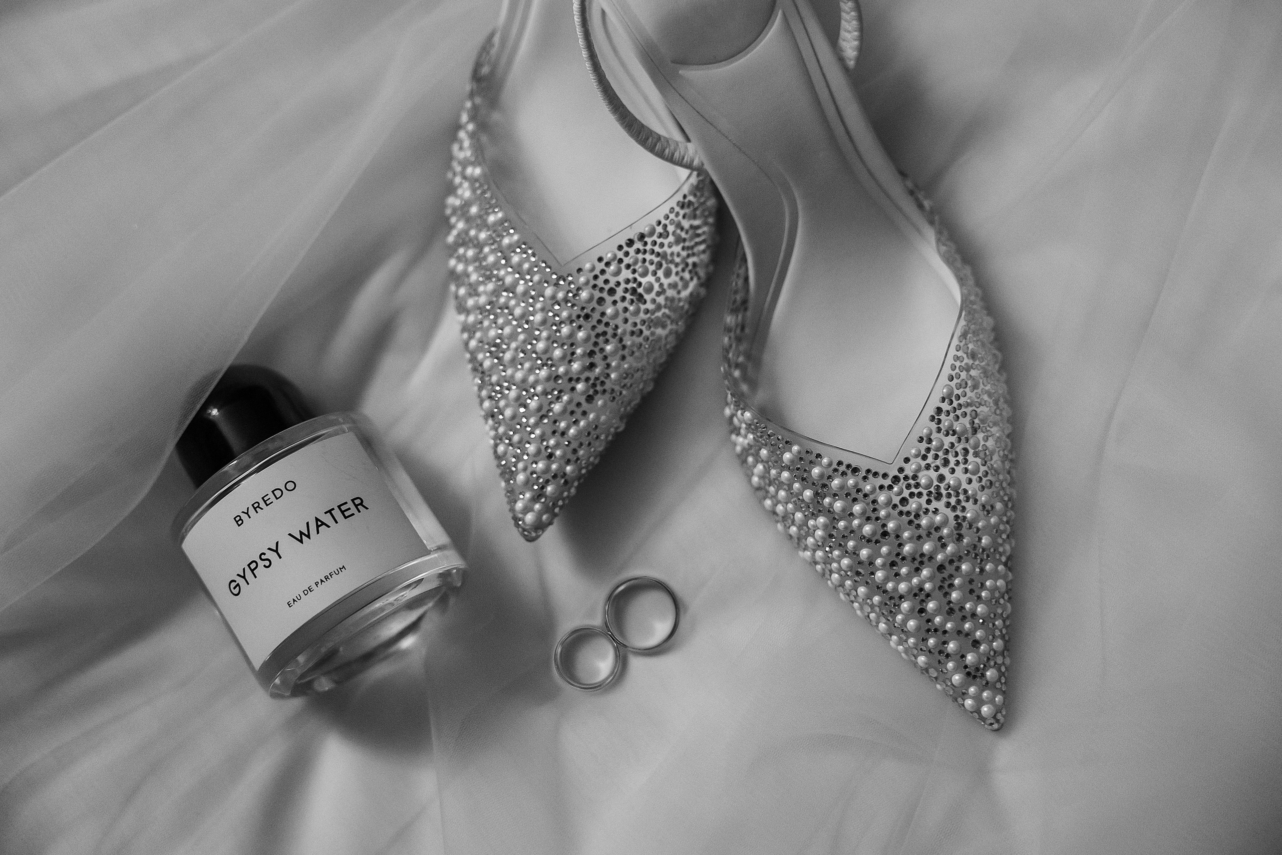 свадебные туфли духи кольца