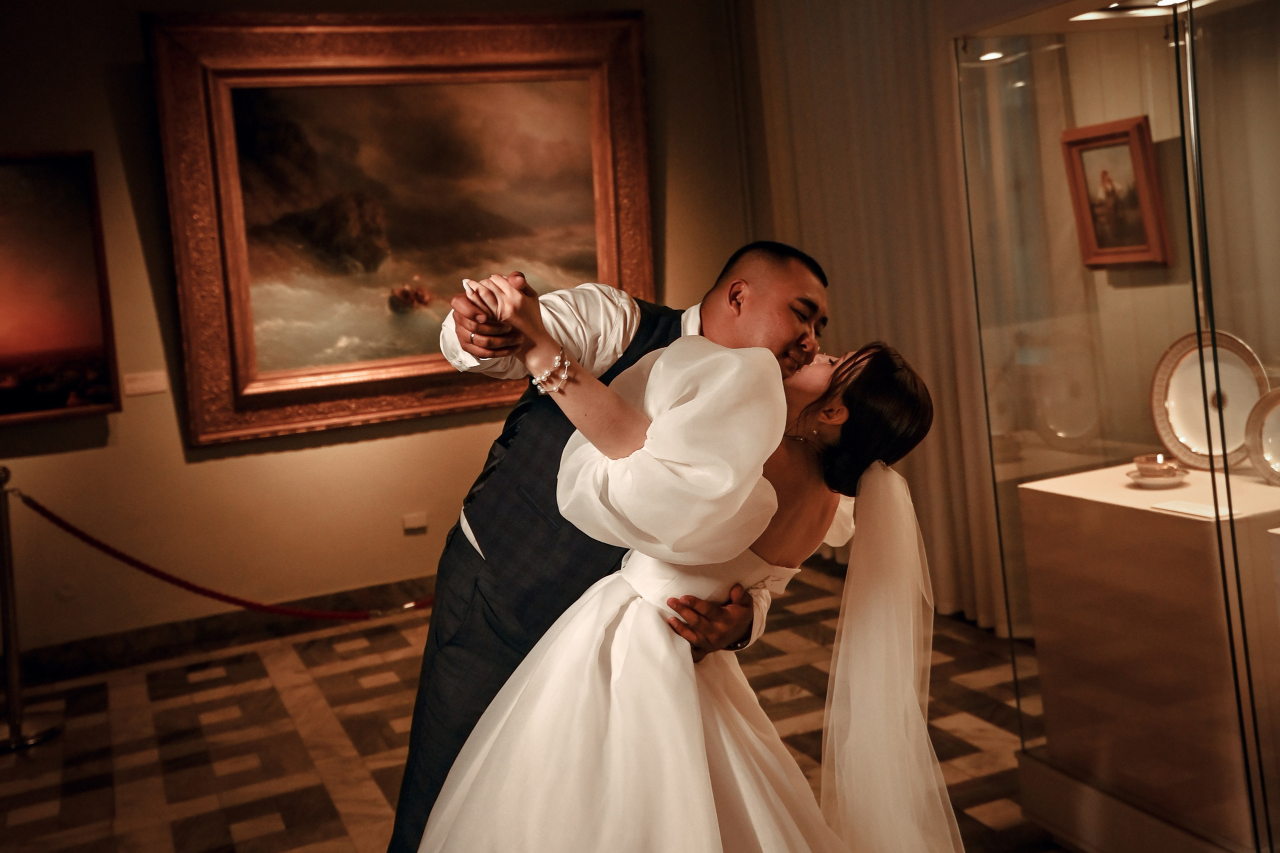 Небольшая свадебная серия в музее и прогулкой под дождем Эльмиры и Ризата. Свадебный, семейный, детский, контент фотограф в Омске Максим Ильин