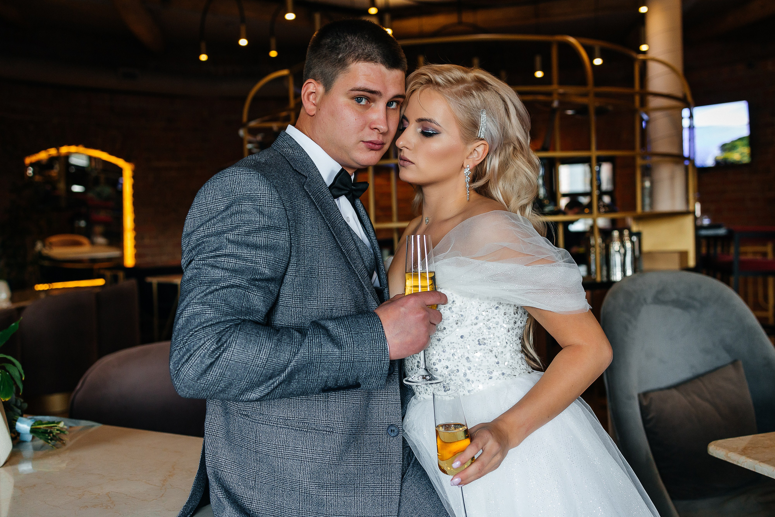 Стильная фотосессия пары в интерьерах ресторана. Олег Сверчков | Свадебный фотограф Вологда
