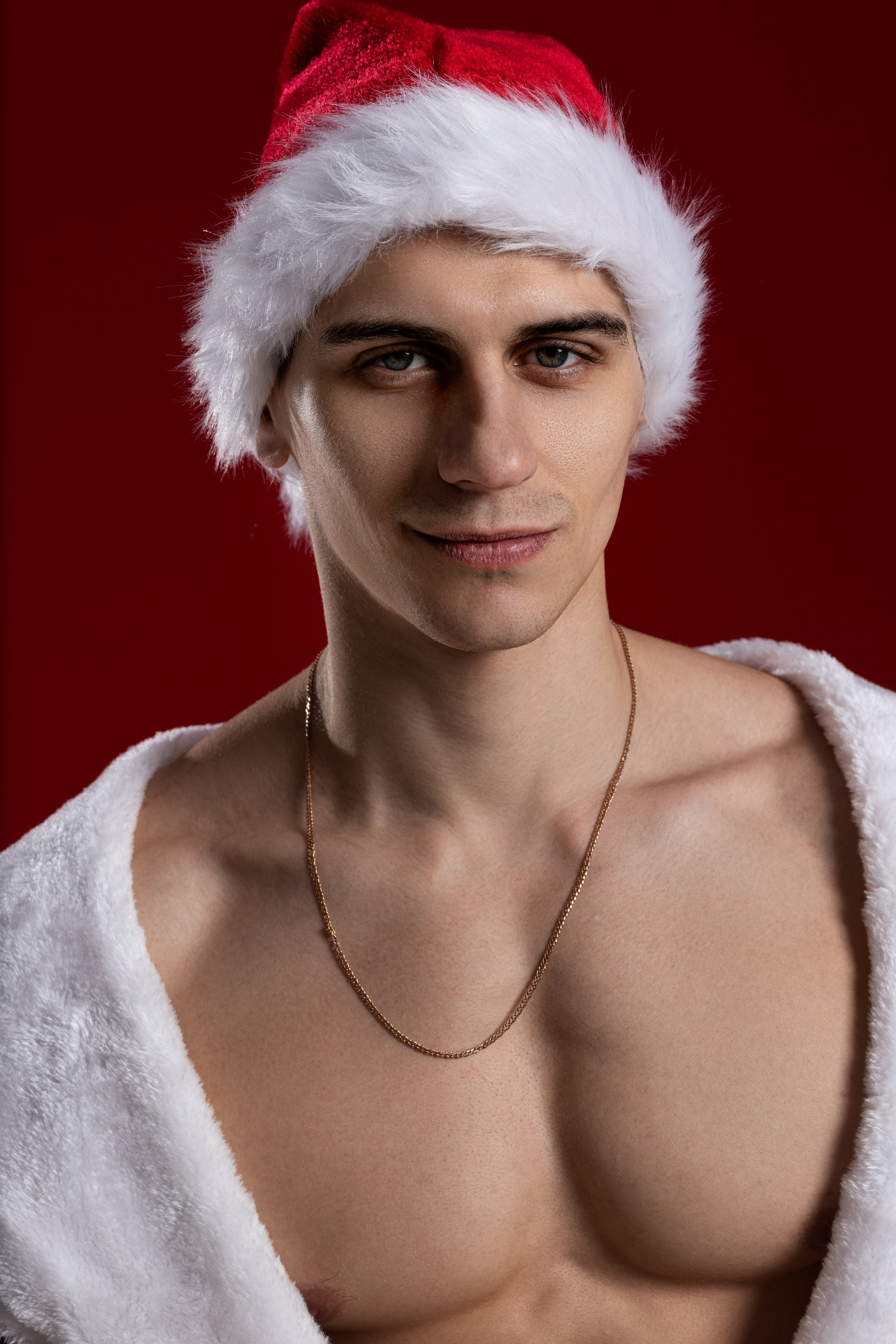 Новогодняя спортивная фотосессиия в студии в костюме деда мороза в Воронеже