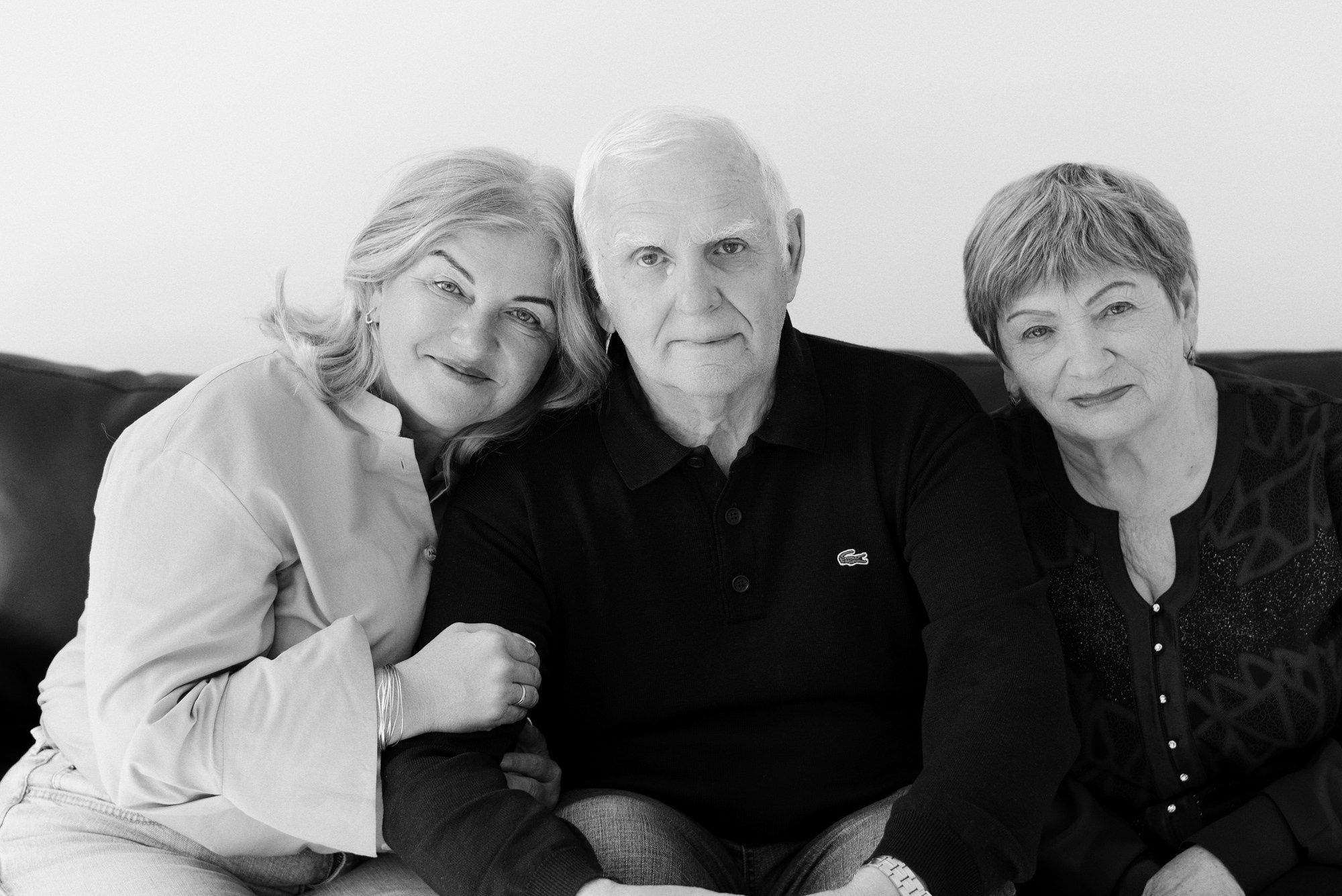 Классическая семейная фотосессия на циклораме в Тюмени. Портретный фотограф Тюмень Дарья Мустафина