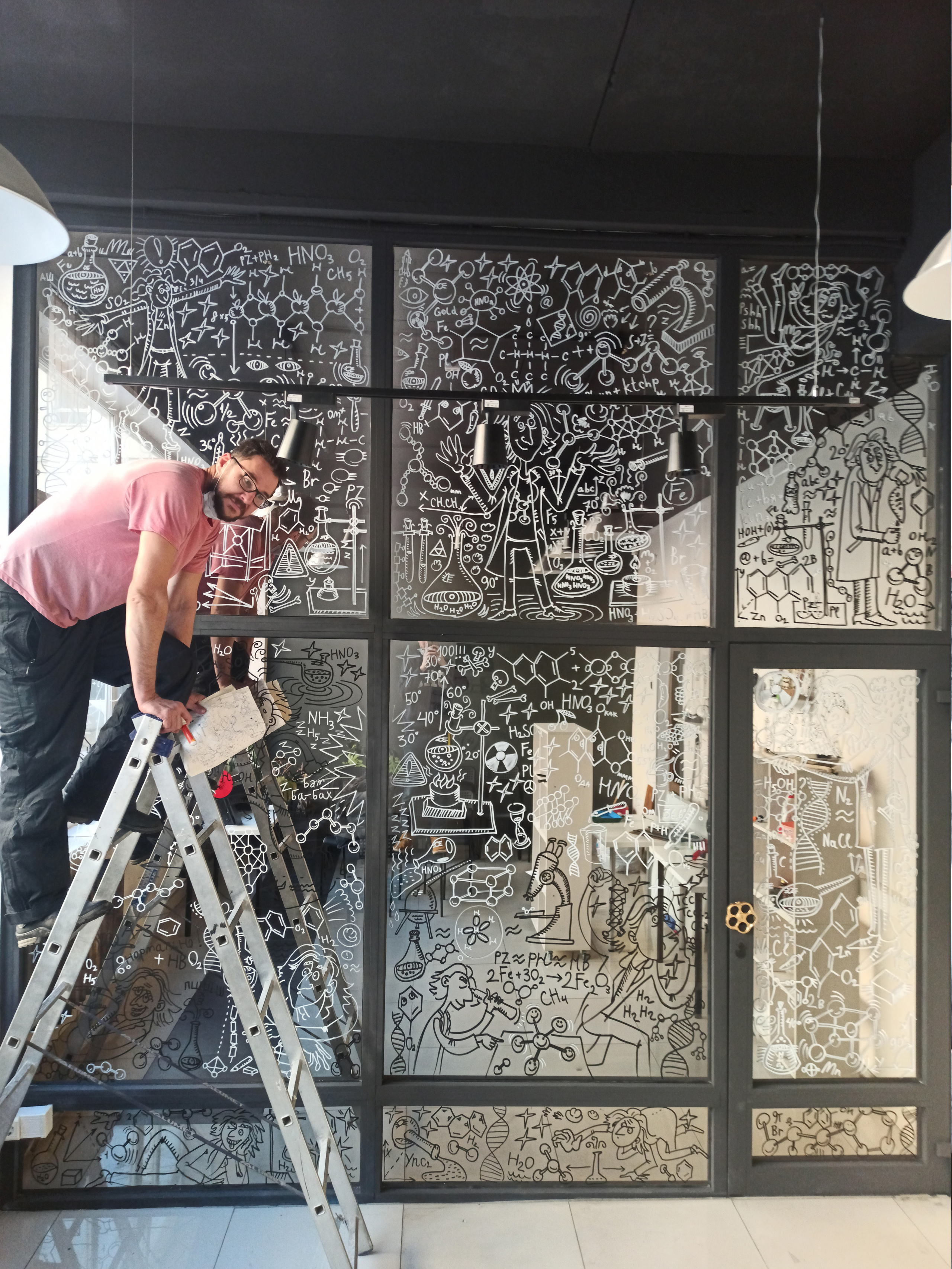 Задача расписать  стеклянную стену пробирками , формулами , микроскопами и прочими необходимыми элементами наполняющими хим лабораторию. Добавил туда "безумного" профессора который оживил и разнообразил рисунок.