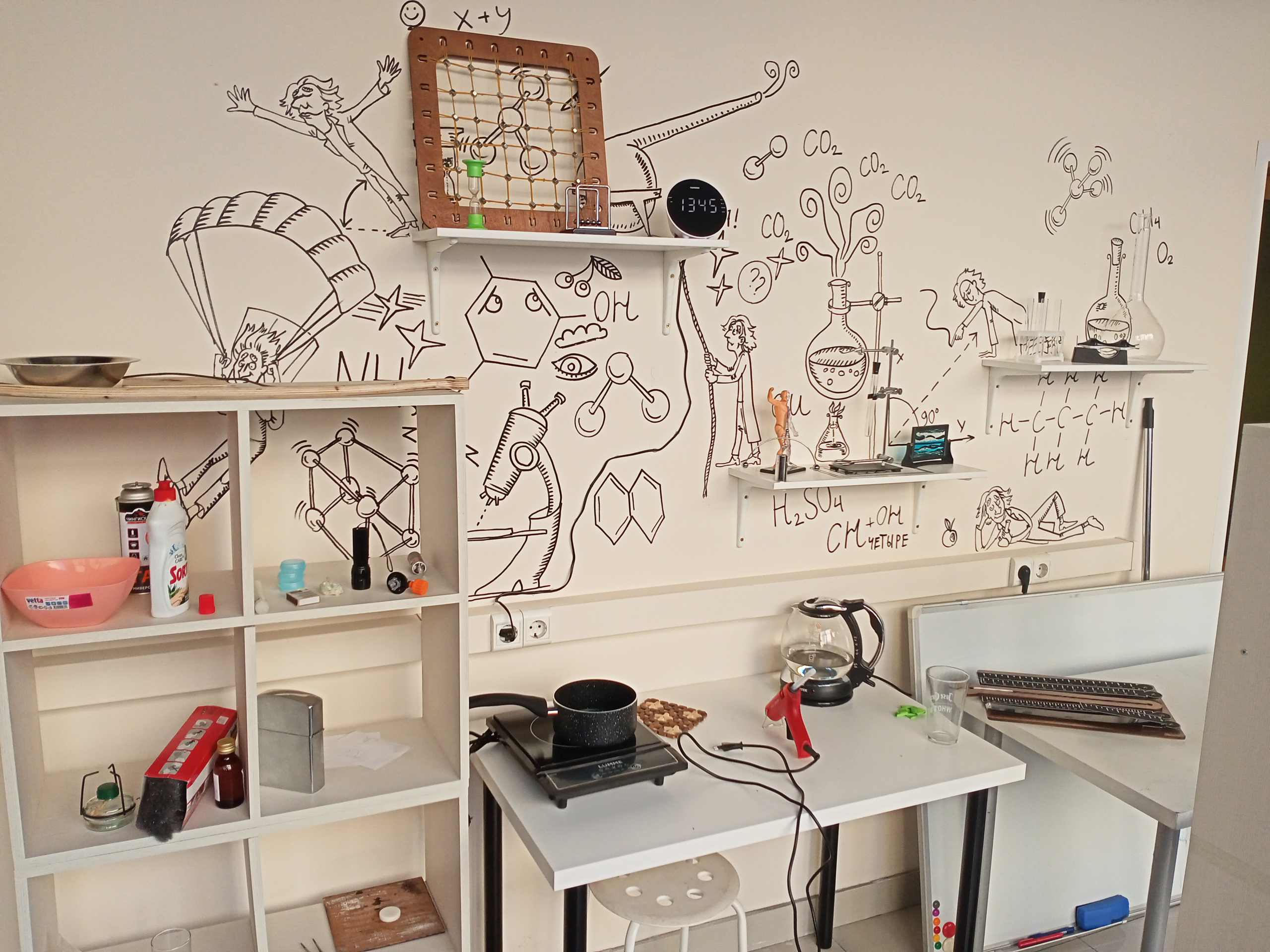 Лаборатория по химии. Уральский художник-график Виктор Корьякин