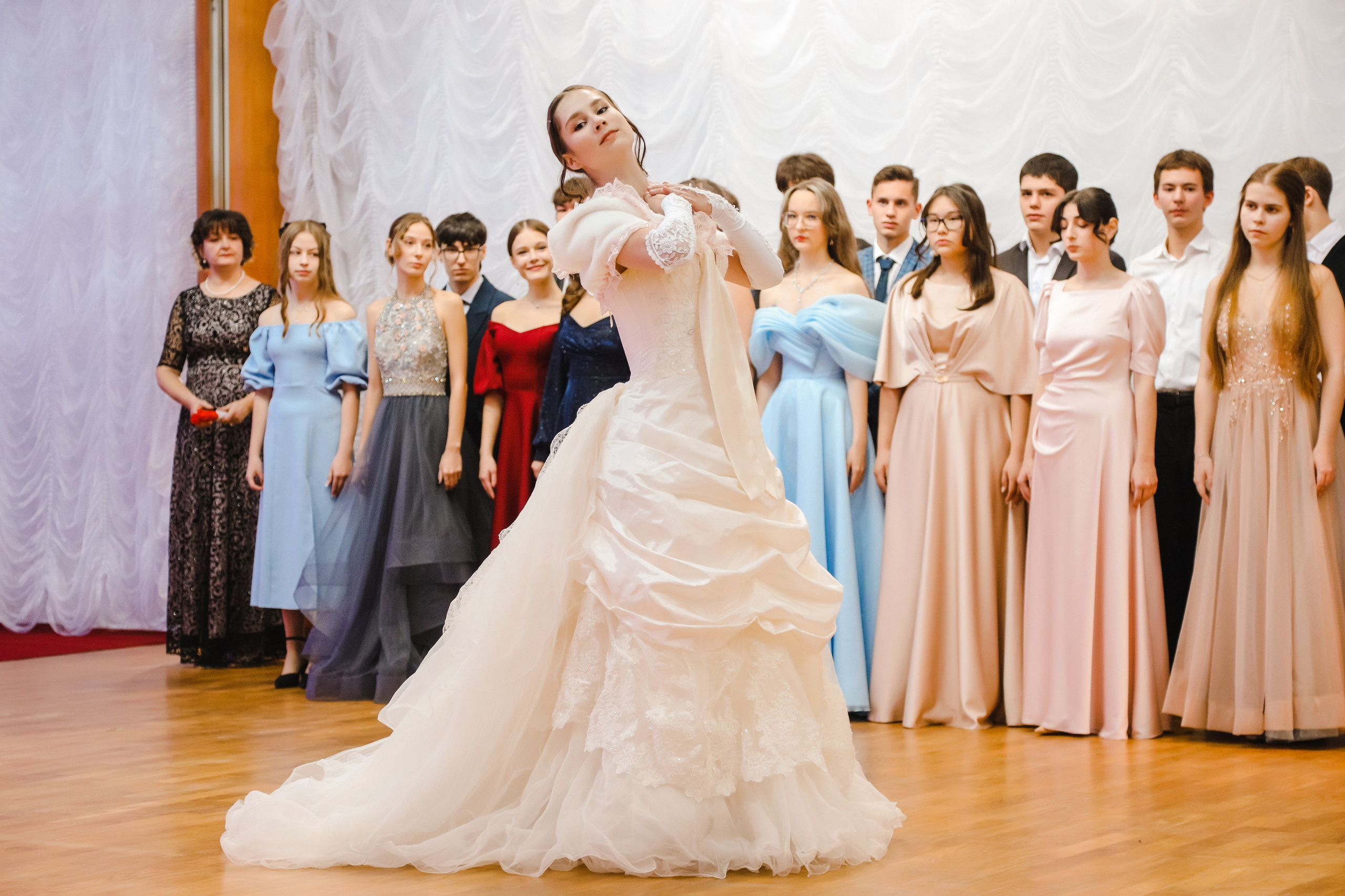 Бал гимназистов 2024. Роман Урумбаев фотограф Нижневартовск