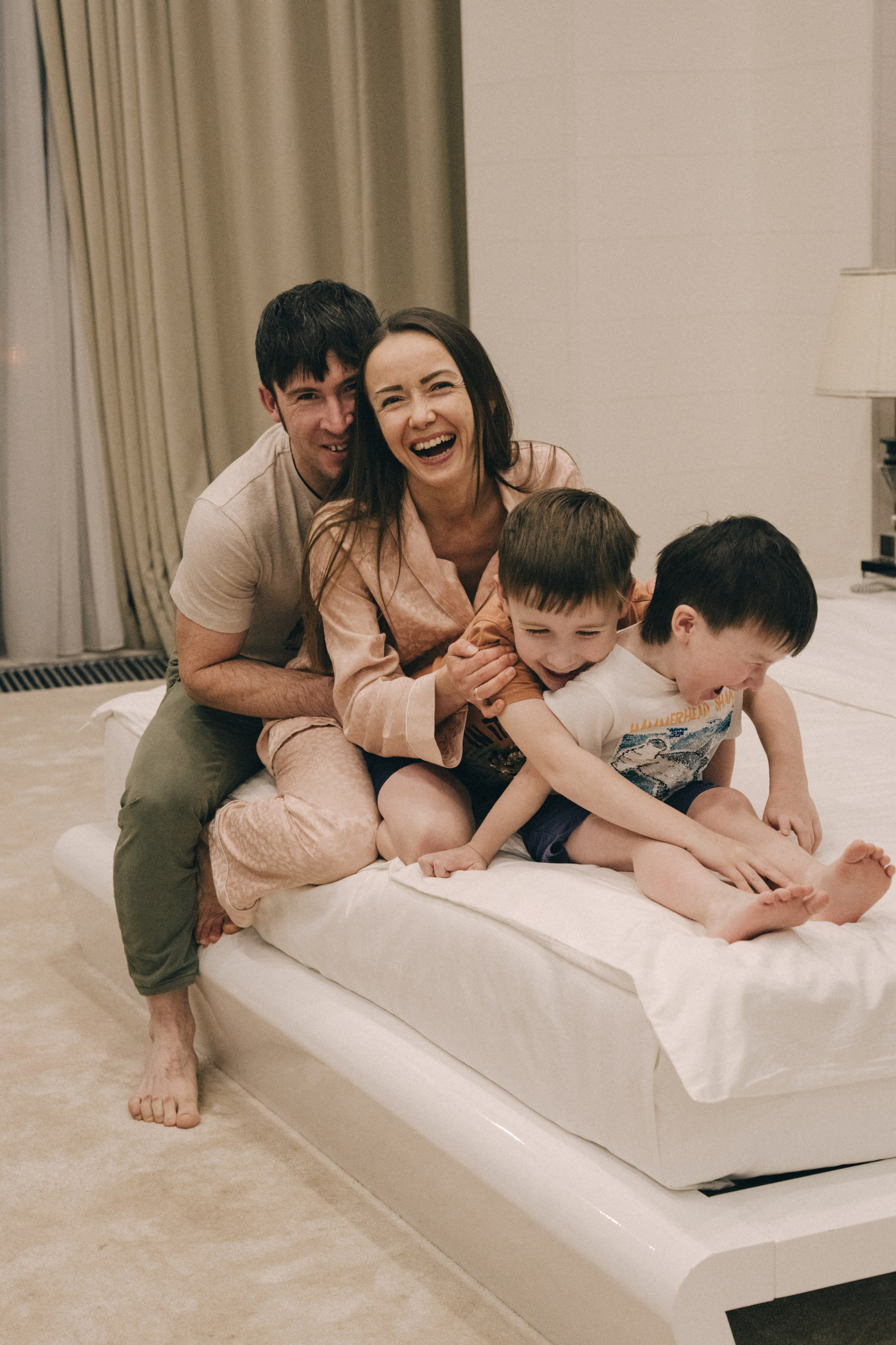 Дружная семья в отеле