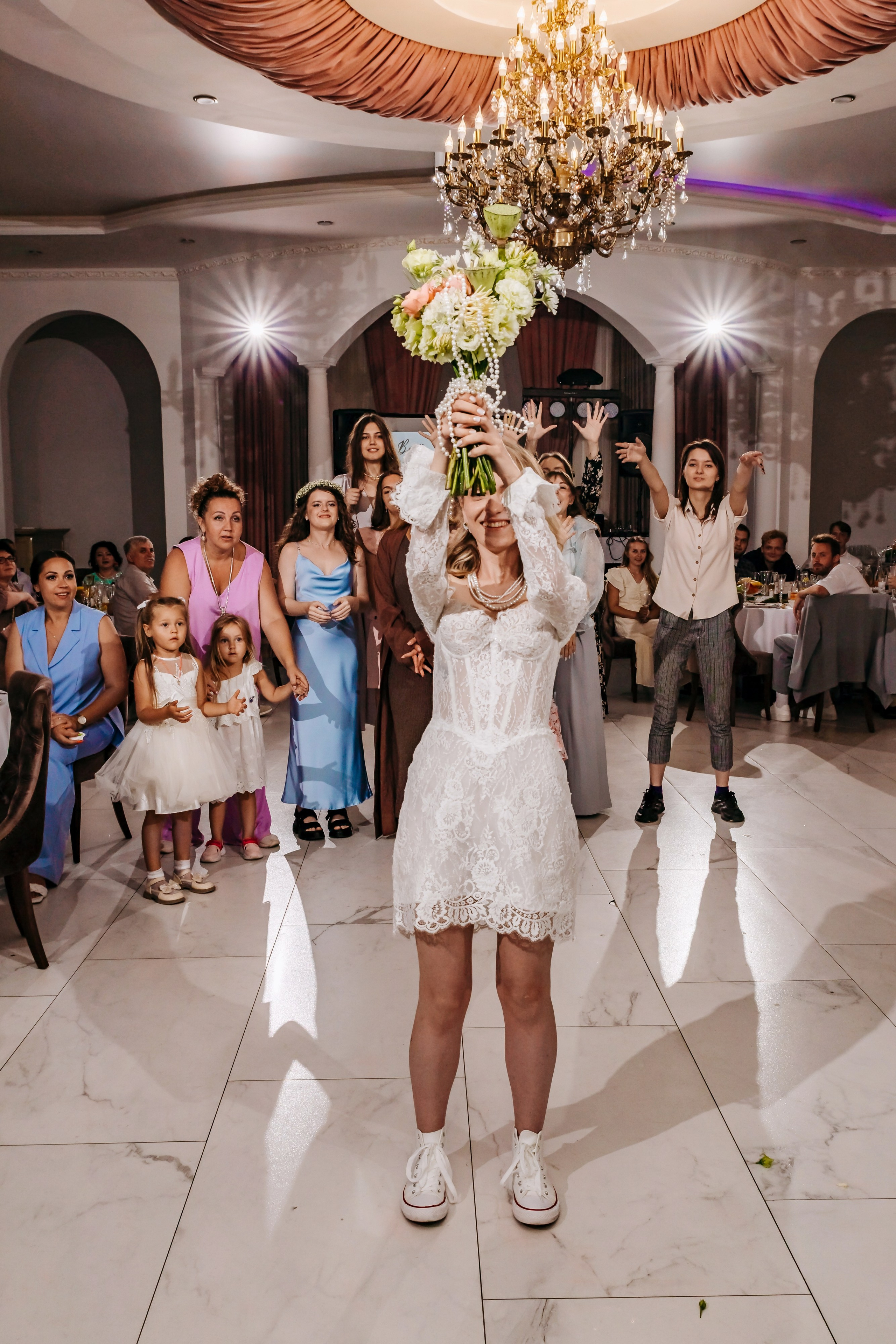 Свадебная церемония на берегу моря