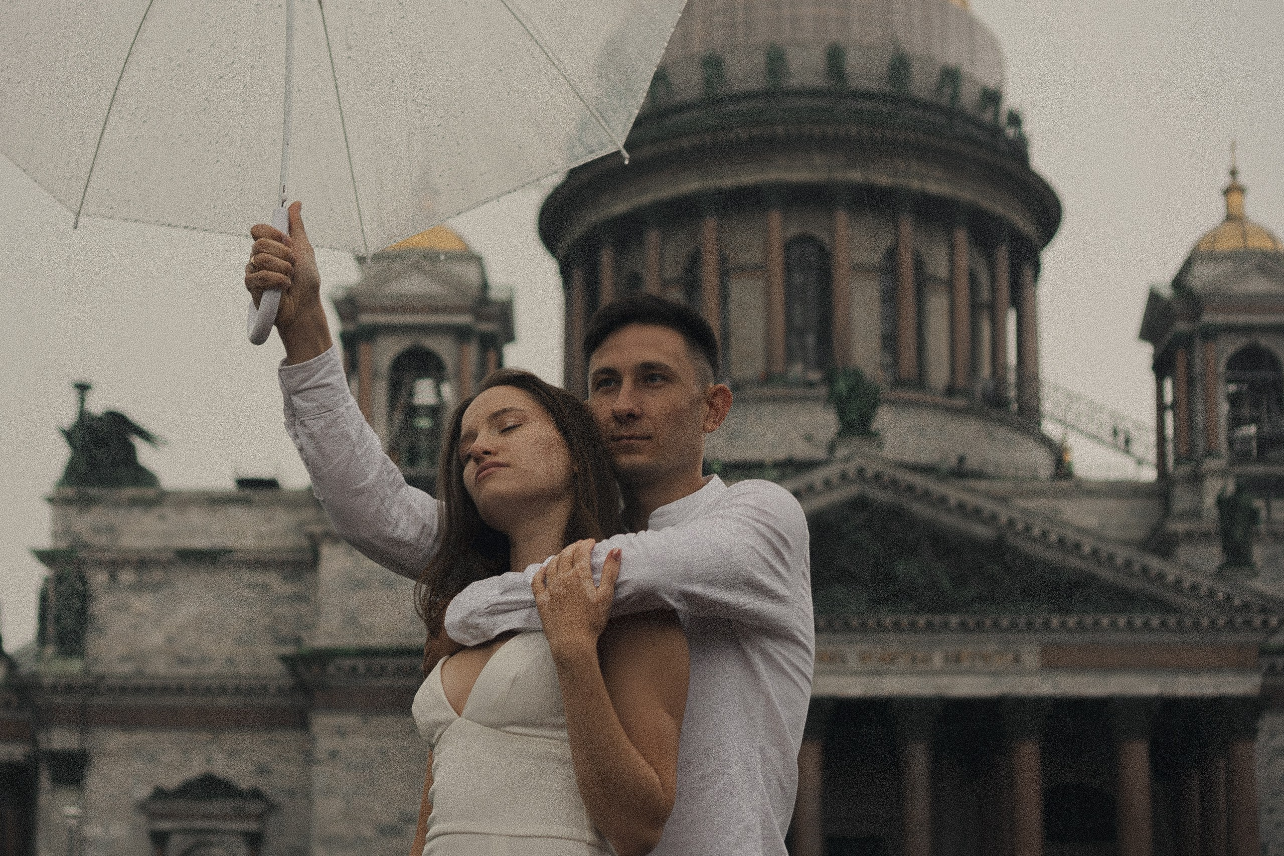 СВАДЕБНАЯ ФОТОСЕСИСИЯ В МЕТРО И ВОЗЛЕ ИСАКИЕВСКОГО СОБОРА В ДОЖДЬ. Профессиональный фотограф, Санкт-Петербург — Виктория Богомолова