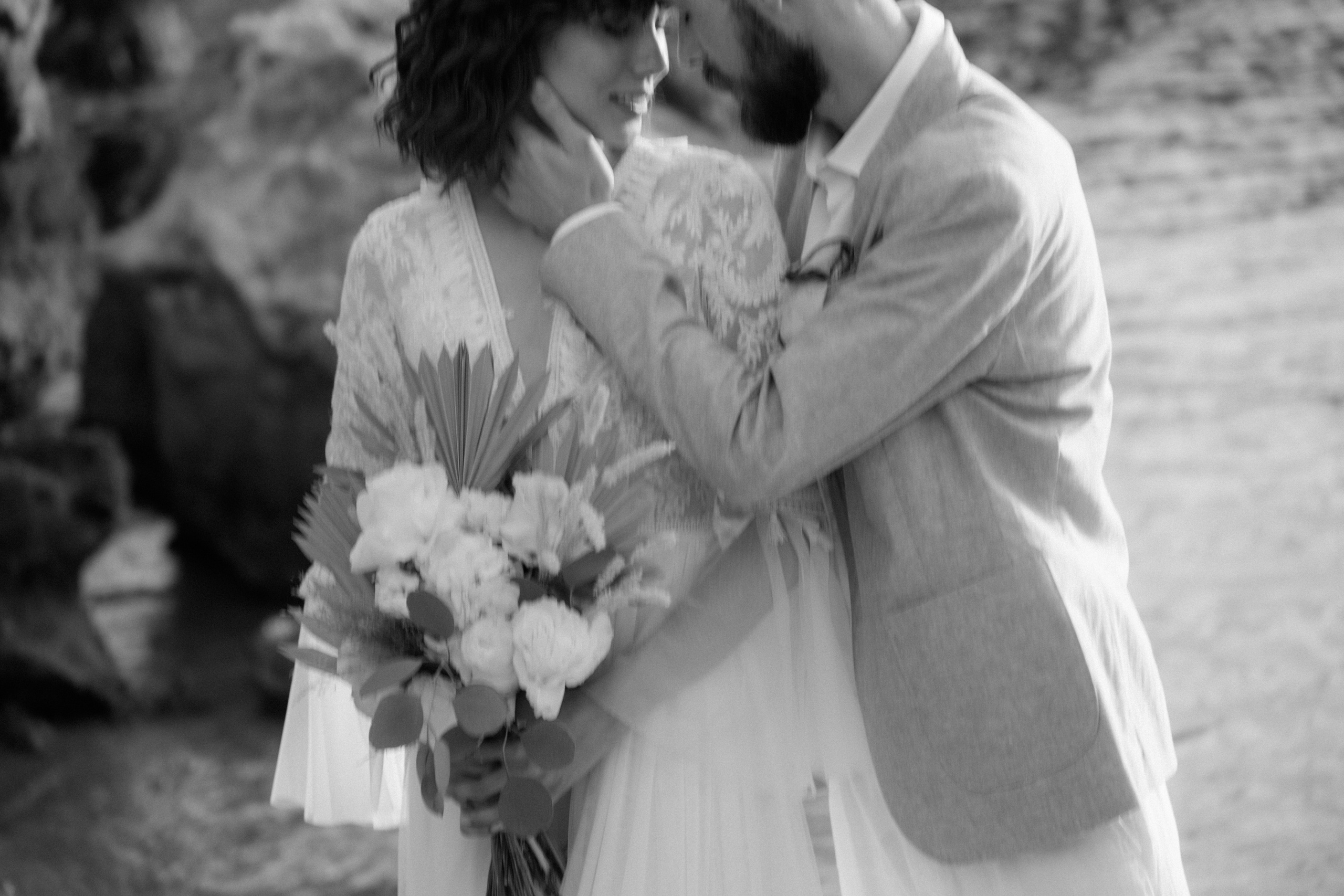 Свадебная фотосессия в Щелкино ,Бухта Космонавтов. Выездная церемония на берегу моря Крым. Свадебный и семейный фотограф и видеограф, Крым, Москва, Санкт -Петербург