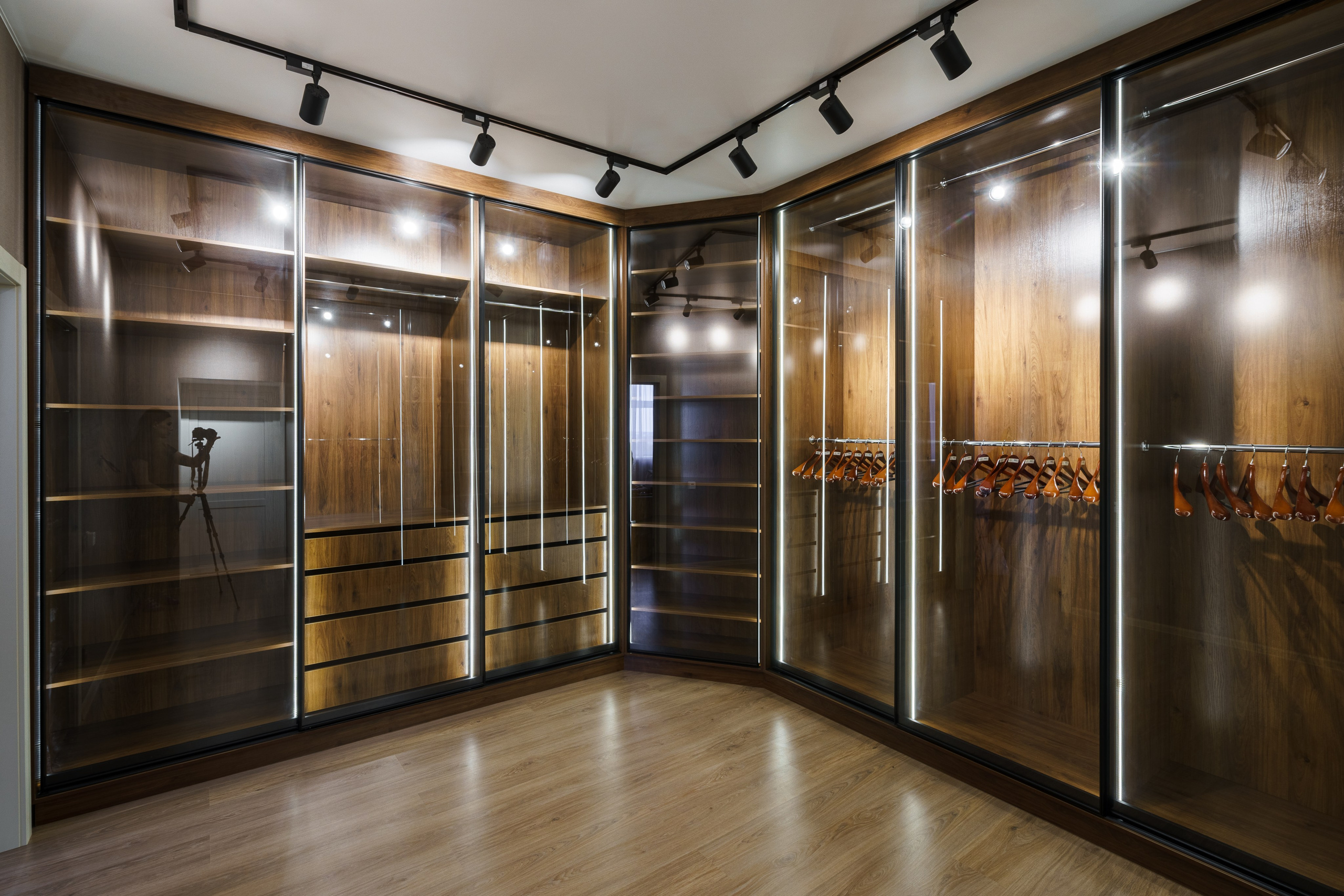 Интерьерная съемка гардеробной комнаты в коттедже