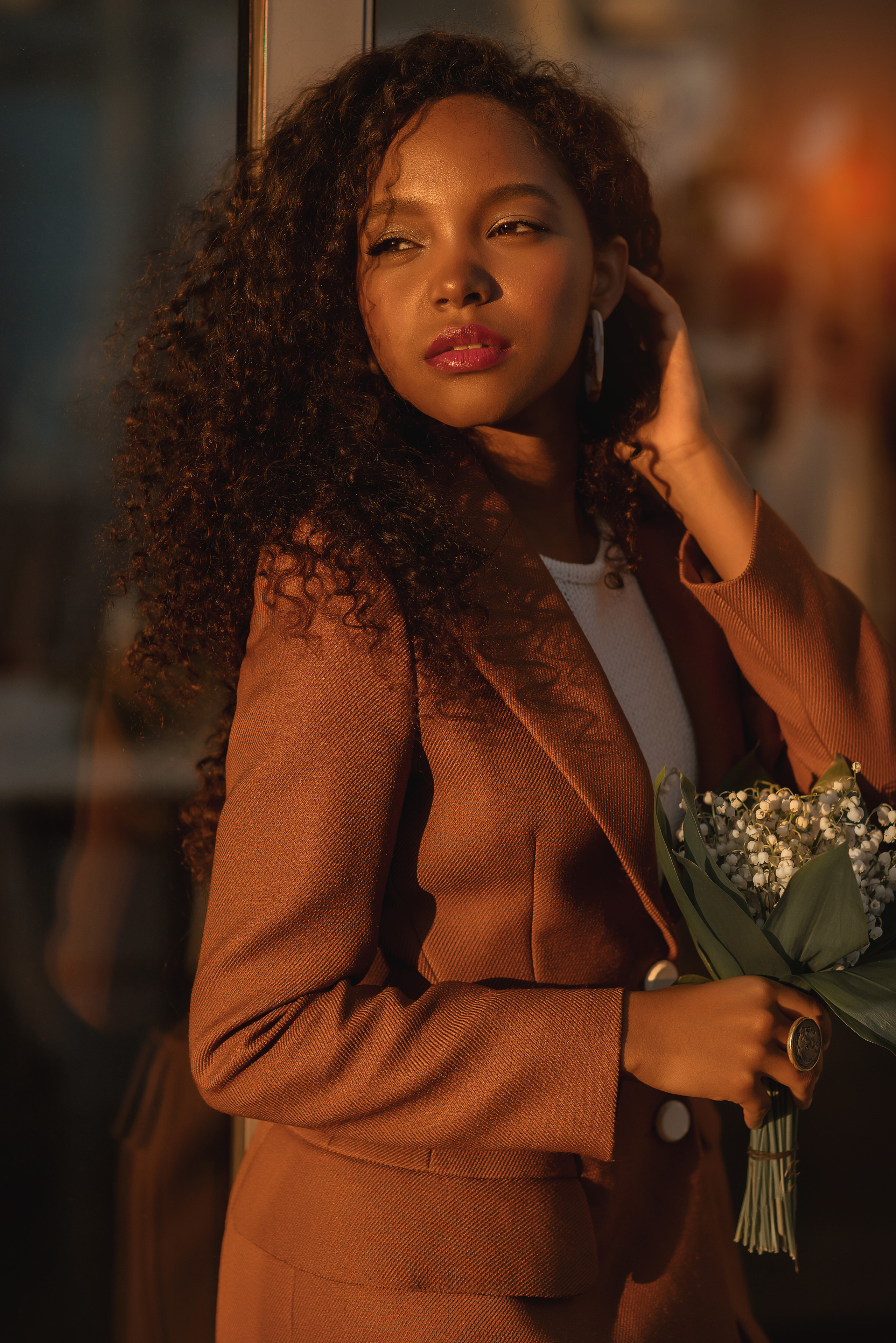 фотосессия в отеле с солнечными лучами в центре Санкт-Петербурга с подбором образа от стилиста