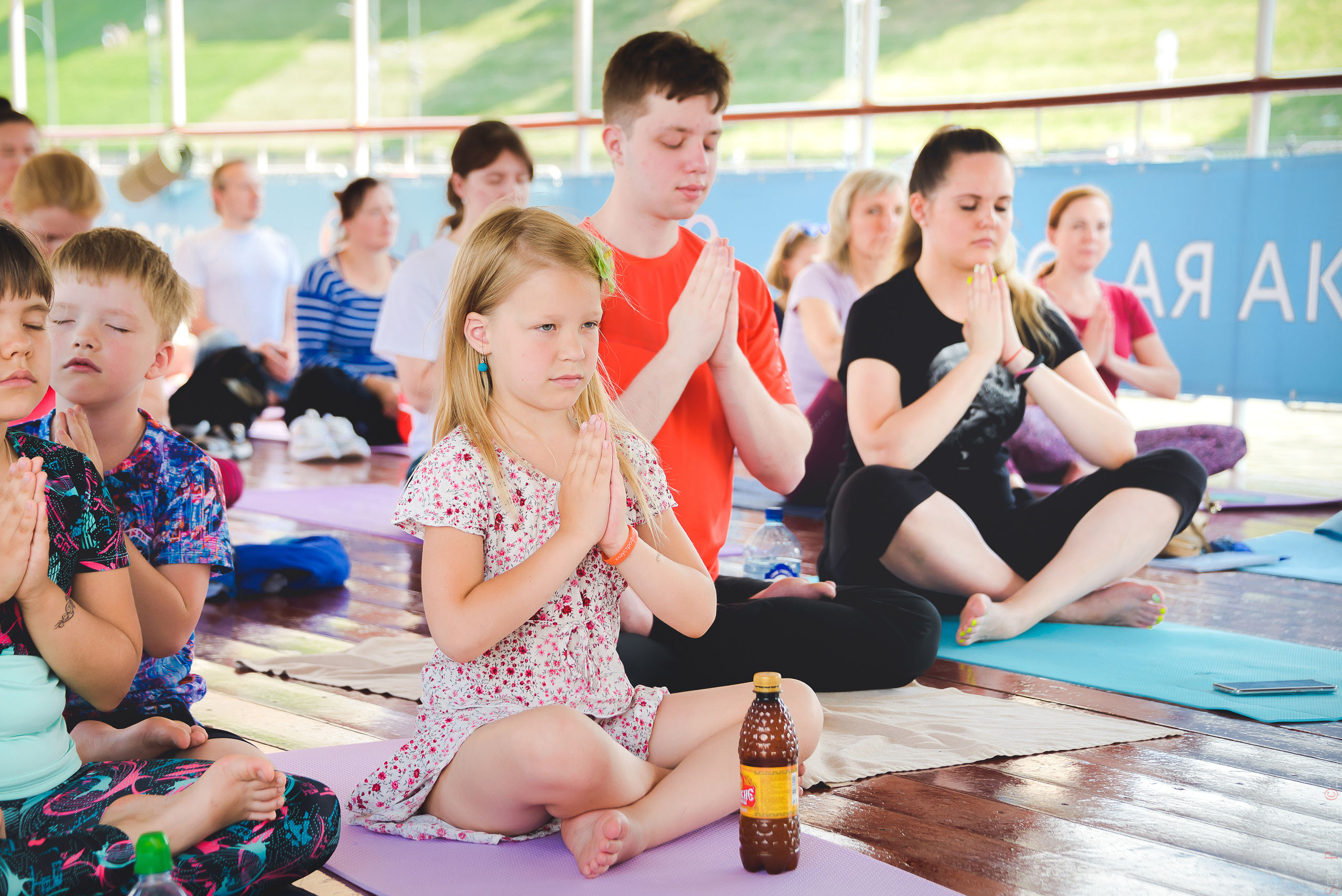 Международный день йоги на Москве-реке. ABS yoga. Ваш фотограф на праздник в Москве, Раменском, Жуковском, Люберцах