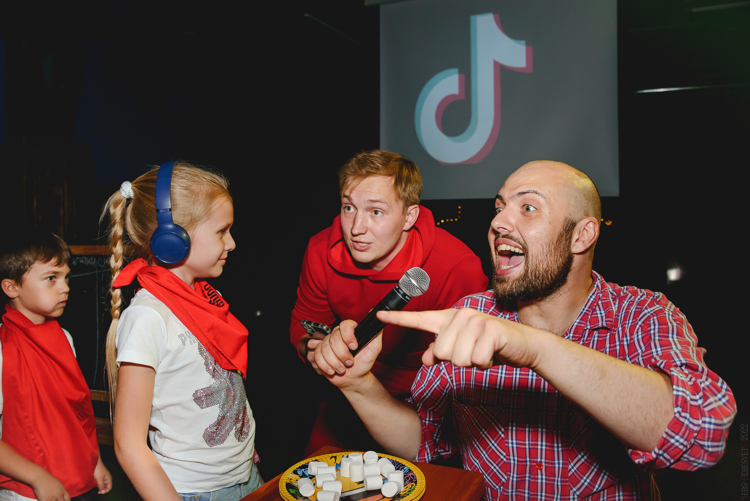 ТикТок вечеринка в Москве, детский фотограф Сергей Пересвет. Ваш фотограф на праздник в Москве, Раменском, Жуковском, Люберцах