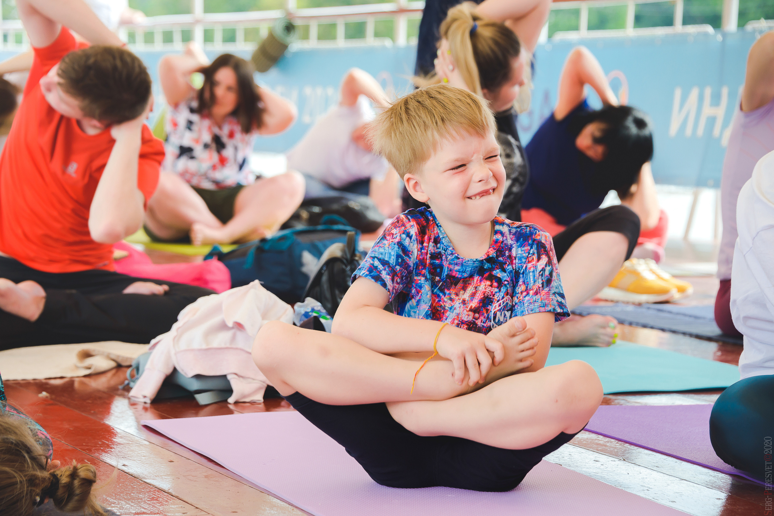 Международный день йоги на Москве-реке. ABS yoga. Ваш фотограф на праздник в Москве, Раменском, Жуковском, Люберцах