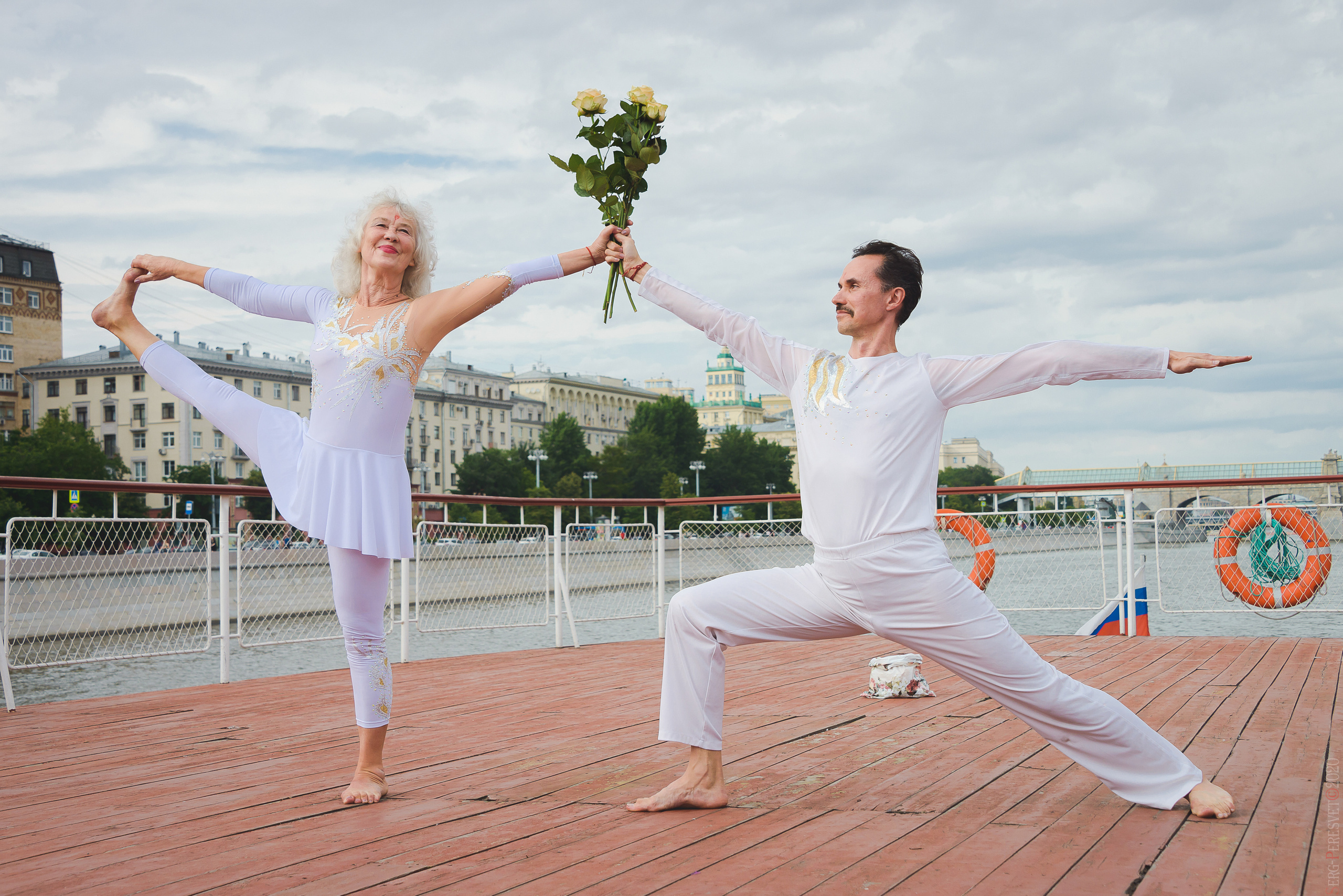Международный день йоги на Москве-реке. ABS yoga. Ваш фотограф на праздник в Москве, Раменском, Жуковском, Люберцах