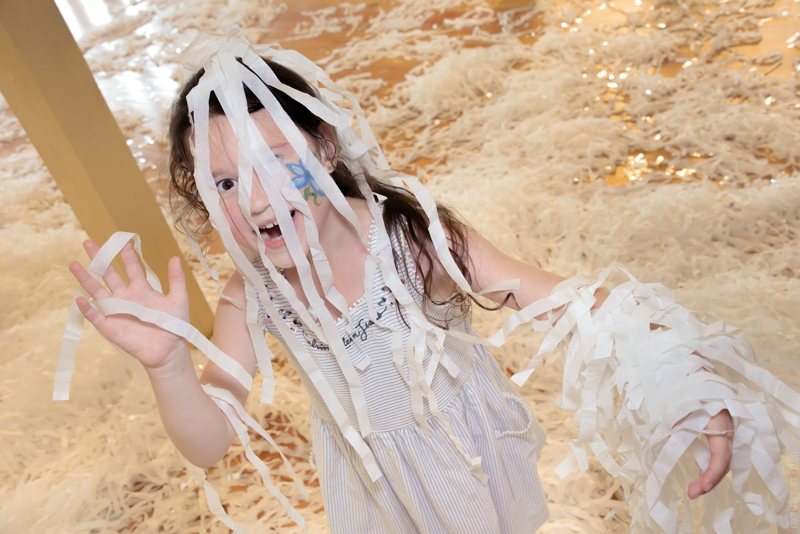Бумажное шоу в Москве, детский фотограф Сергей Пересвет. Ваш фотограф на праздник в Москве, Раменском, Жуковском, Люберцах